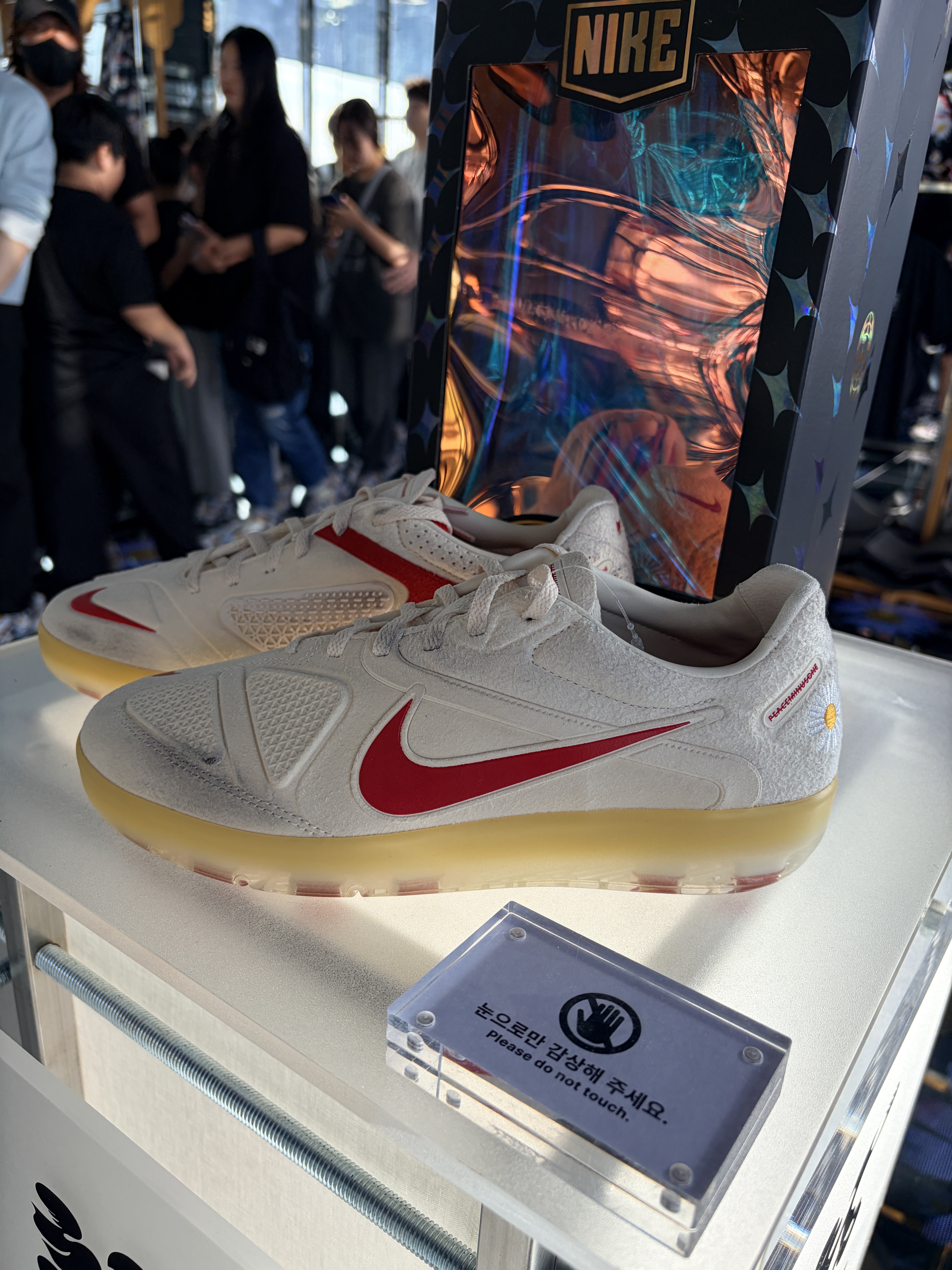 Nike x Peaceminusone Cryoshot CTR360 Natural and University Red 착용 스타일 - 2