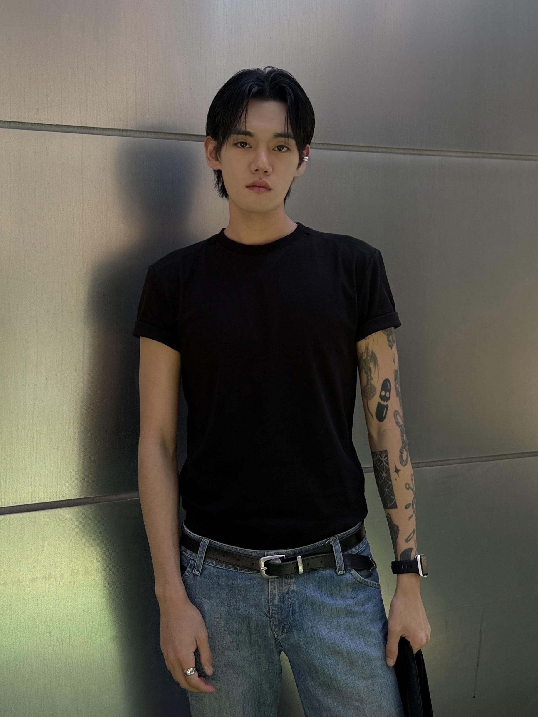 PHOS333 M Panel Silket T-Shirt Black 착용 스타일 - 1