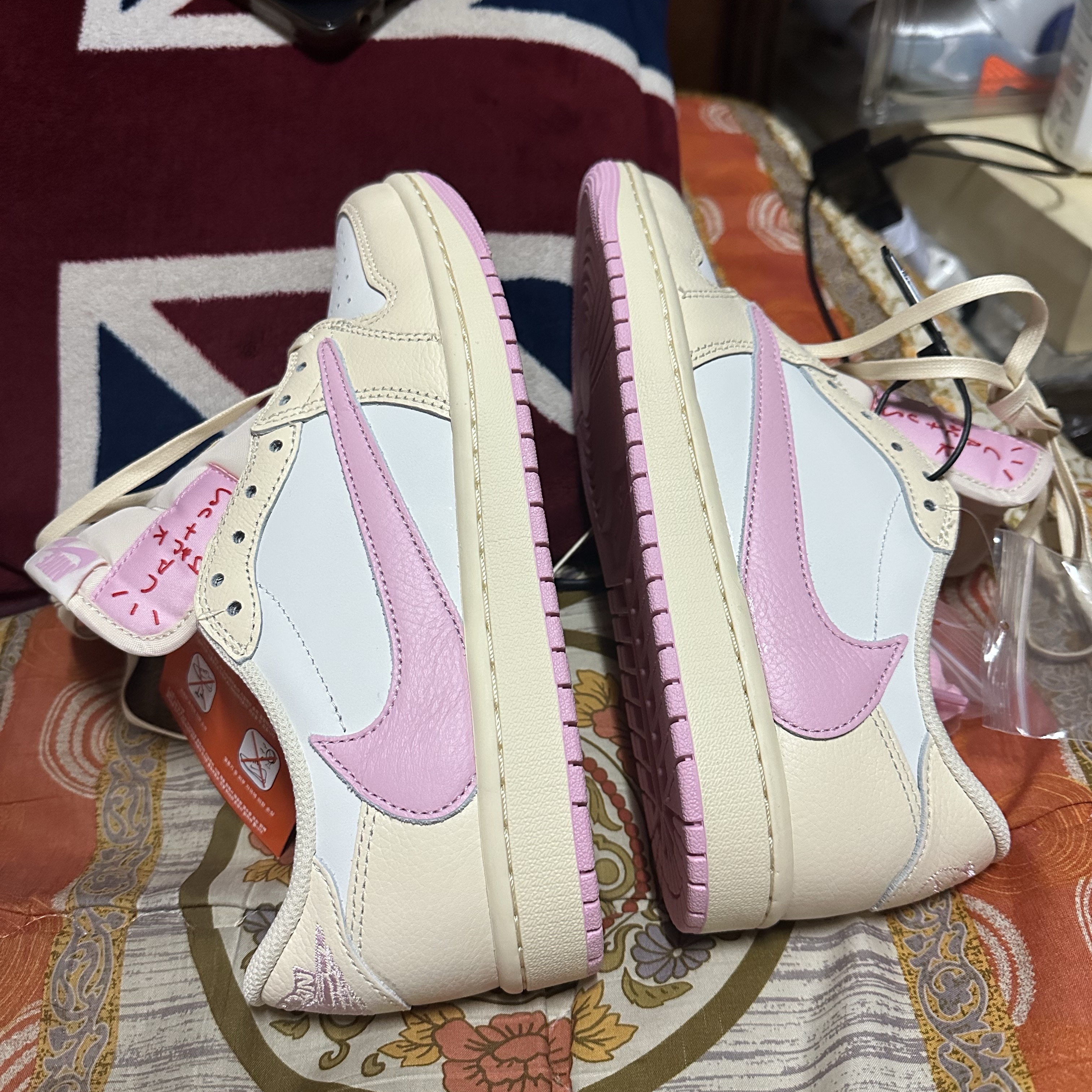 Jordan 1 x Travis Scott Retro Low OG SP Muslin Shy Pink 착용 스타일 - 6