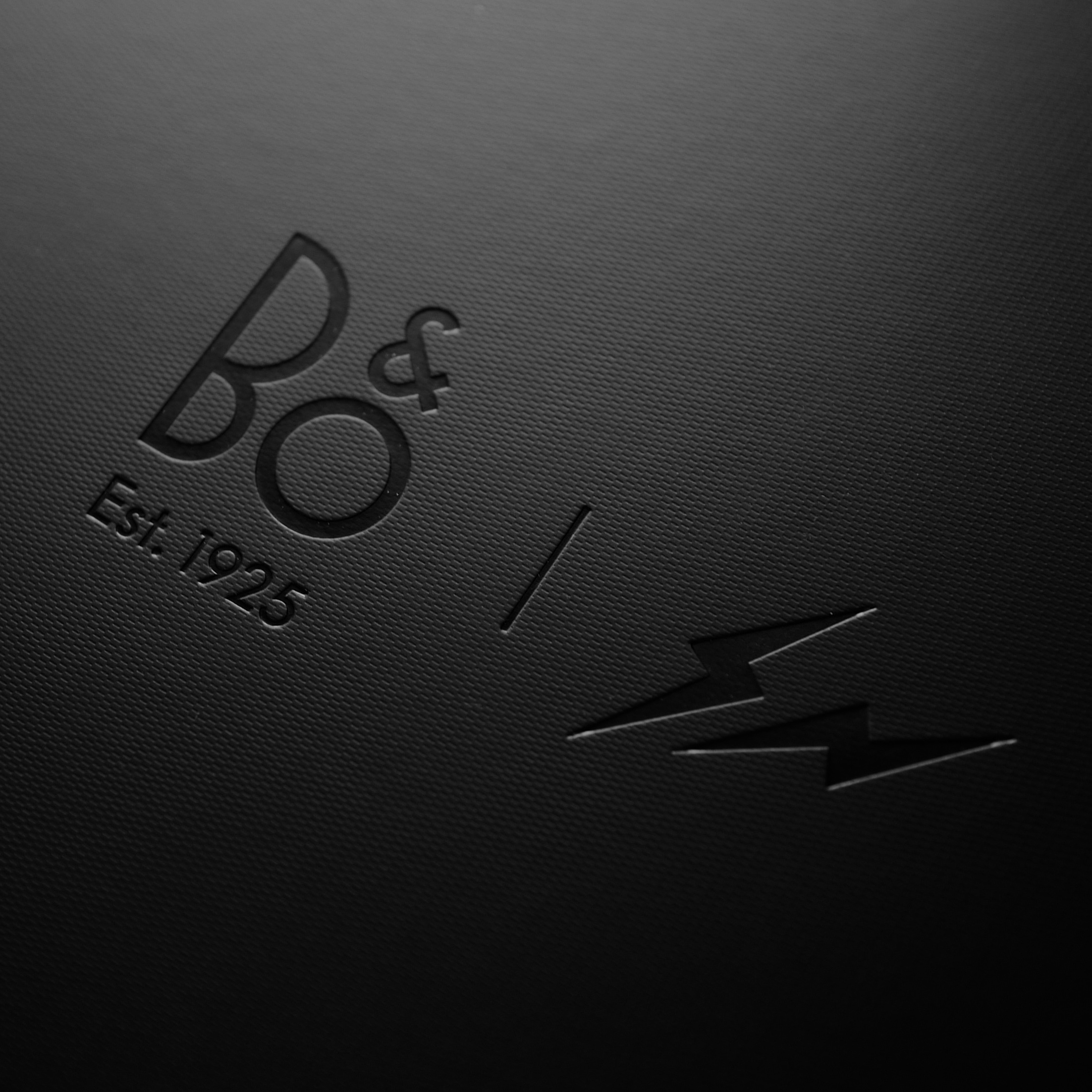 Bang & Olufsen x Fragment Beosound A1 3nd Fragment Edition (Korean Ver.) 착용 스타일 - 1