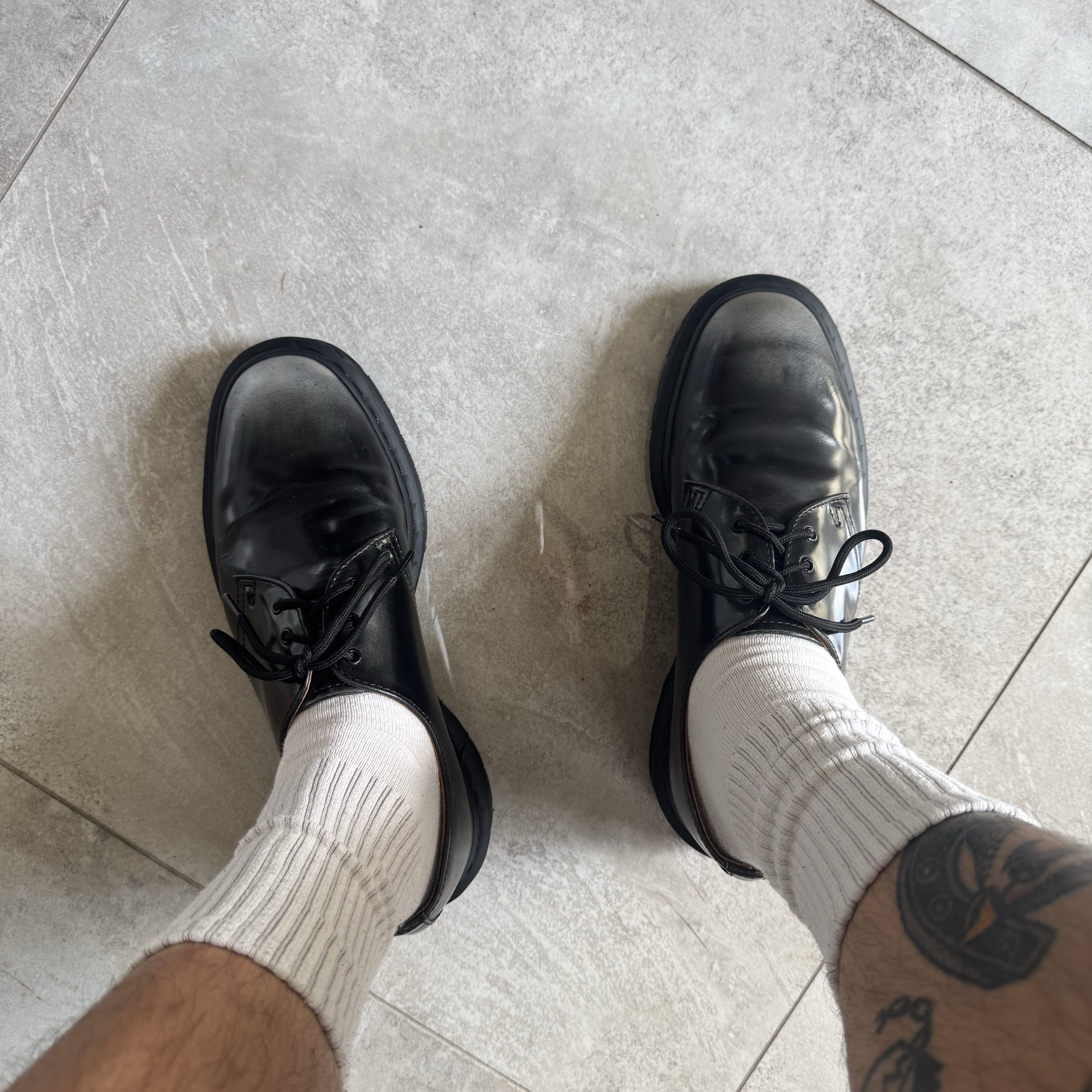 Dr. Martens x Supreme 1461 Gray Silver 착용 스타일