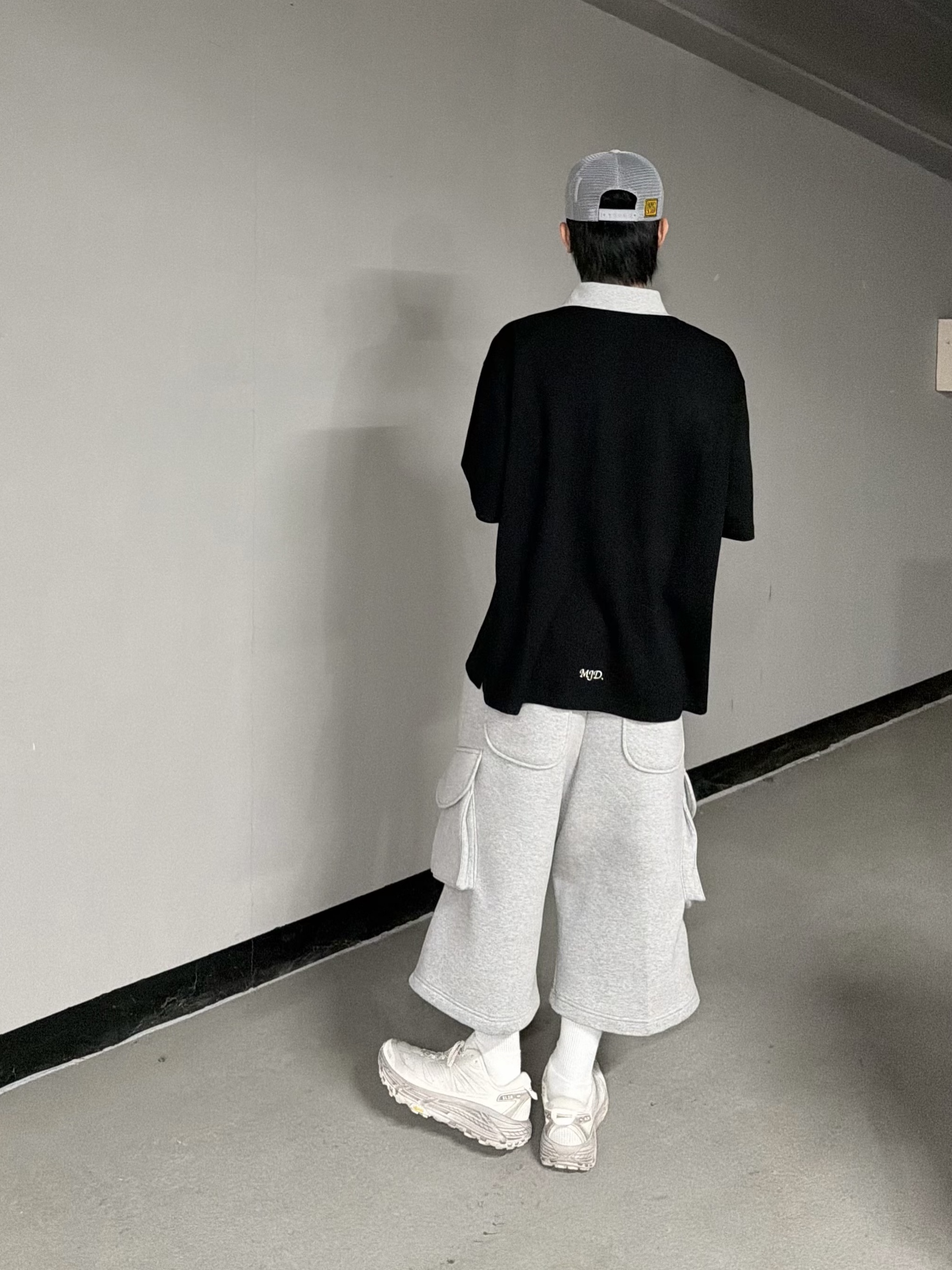 MJD Oversized Cowboy Polo Black, MJD Wide Cargo Bermuda Pants Melange Grey 착용 스타일 - 4