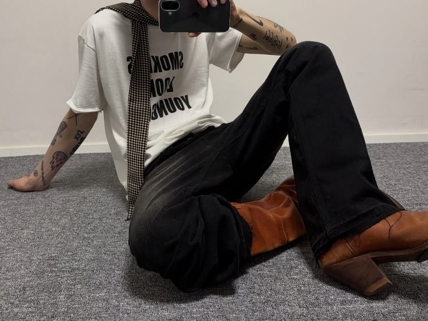 Epr. Layer Washed Flared Black Jeans, Epr. Layer Smokers T-shirt 착용 스타일