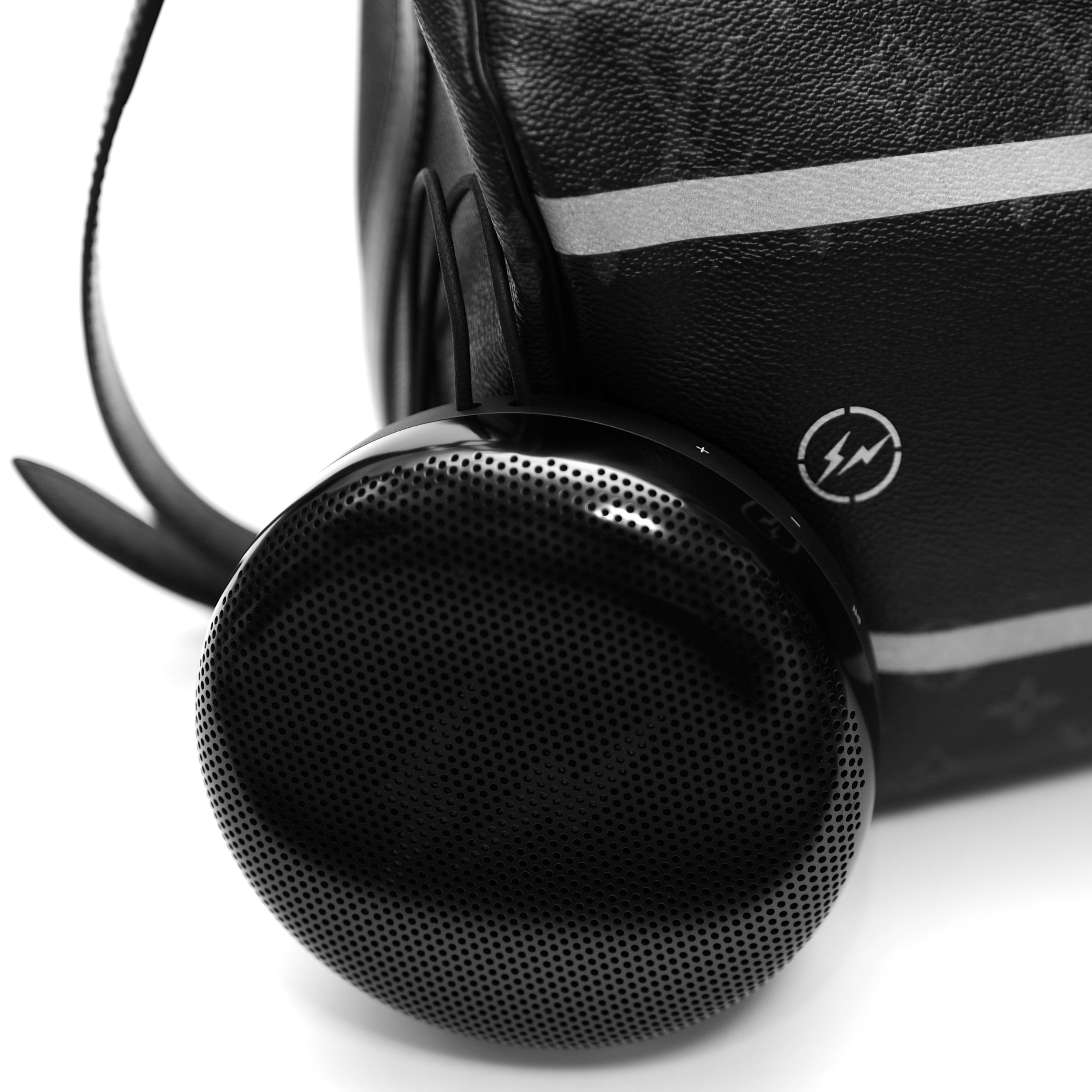 Bang & Olufsen x Fragment Beosound A1 3nd Fragment Edition (Korean Ver.) 착용 스타일 - 8