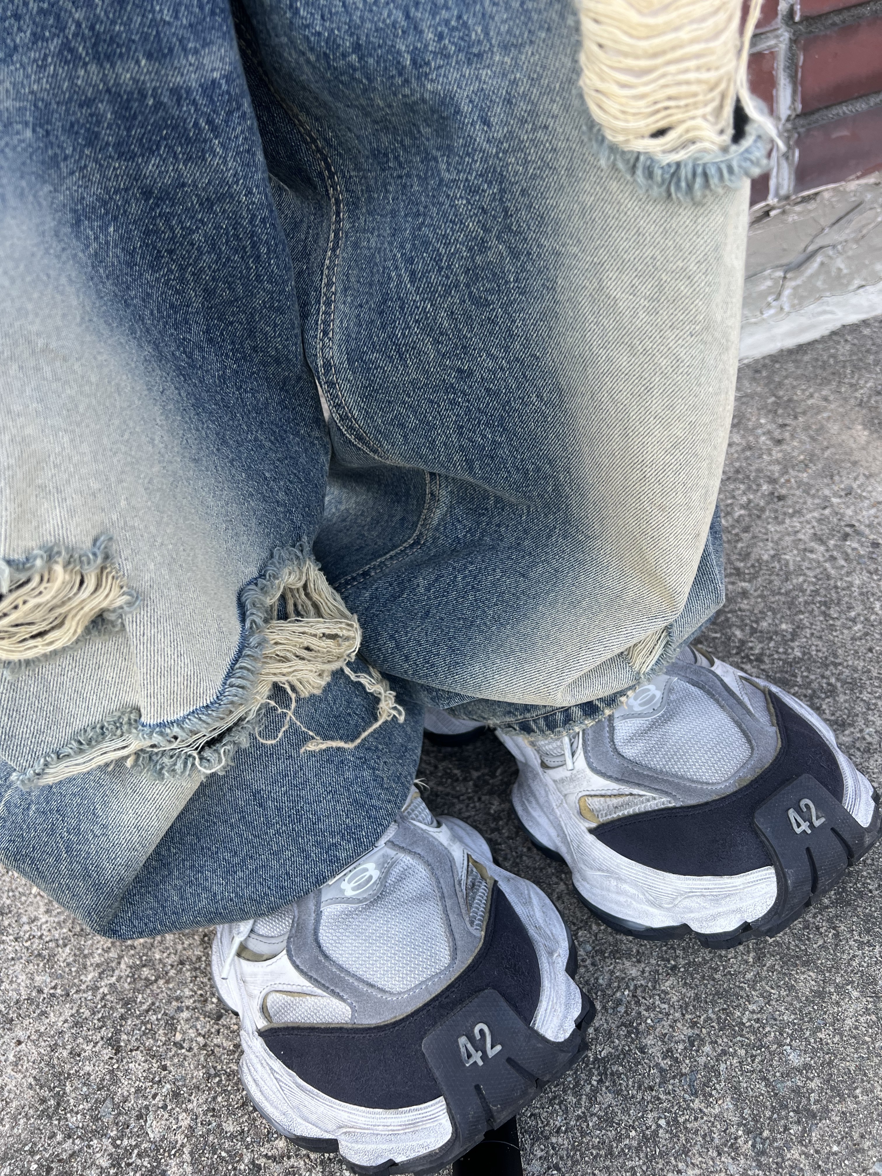 Balenciaga Cargo Sneakers White Grey 착용 스타일 - 2
