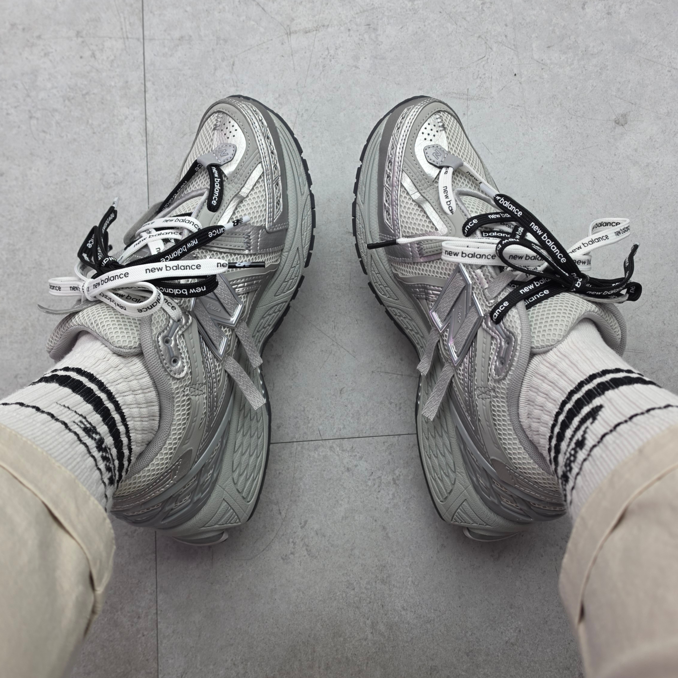 New Balance 1906A Concrete Silver Metallic 착용 스타일 - 2