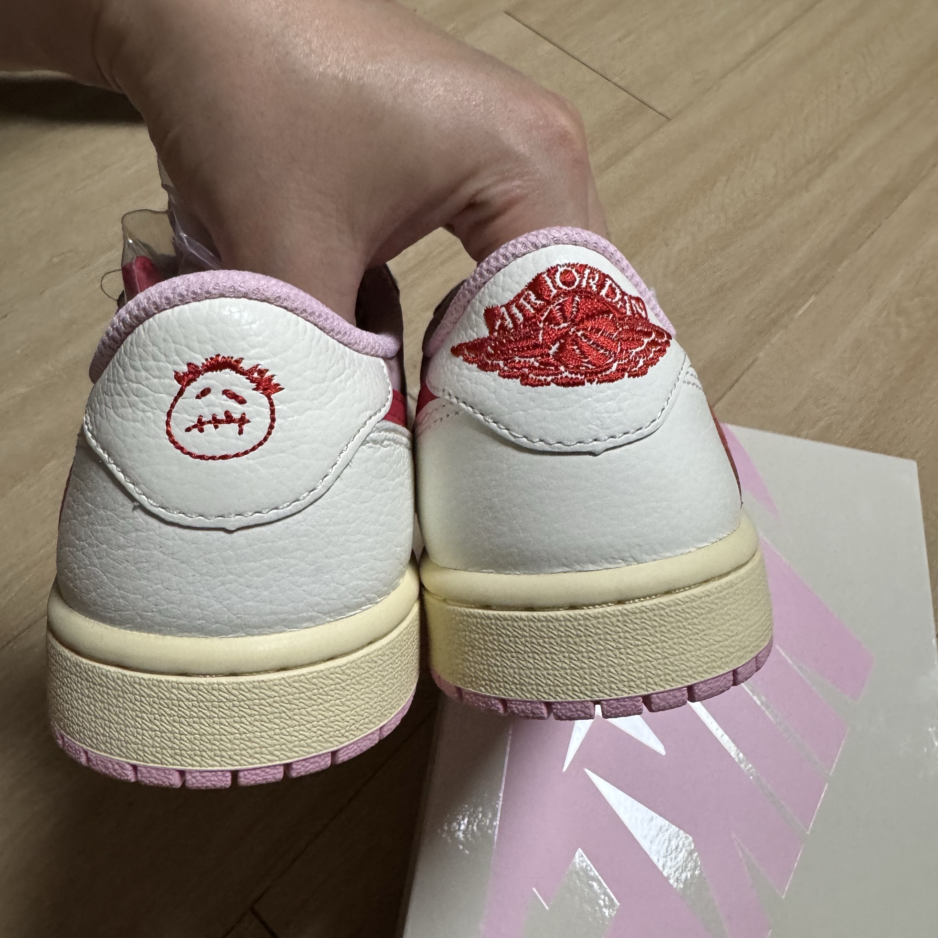 Jordan 1 x Travis Scott Retro Low OG SP Sail Tropical Pink 착용 스타일 - 5