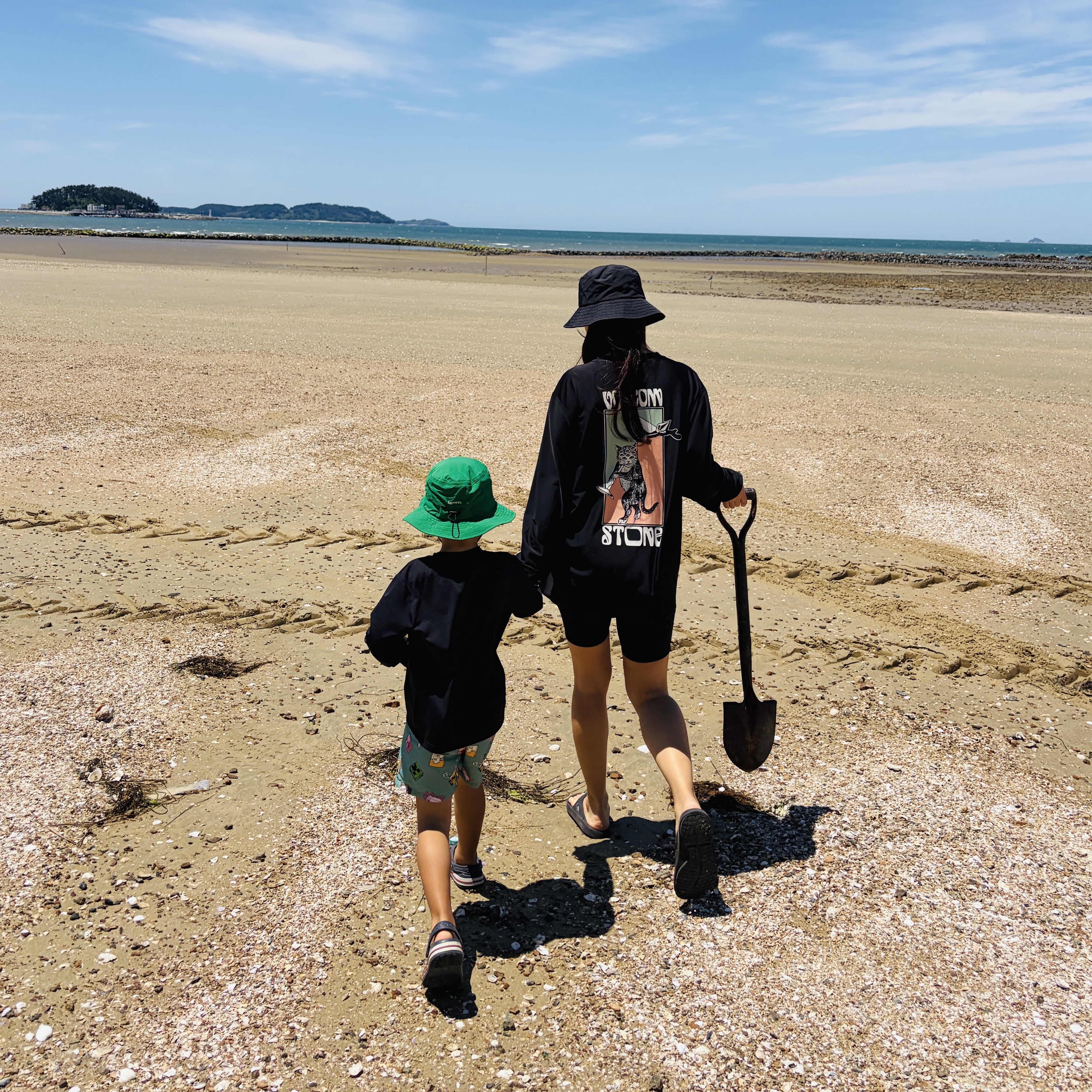 Emis Sun Shade Bucket Hat Black, Oofos OOriginal Black 착용 스타일 - 1