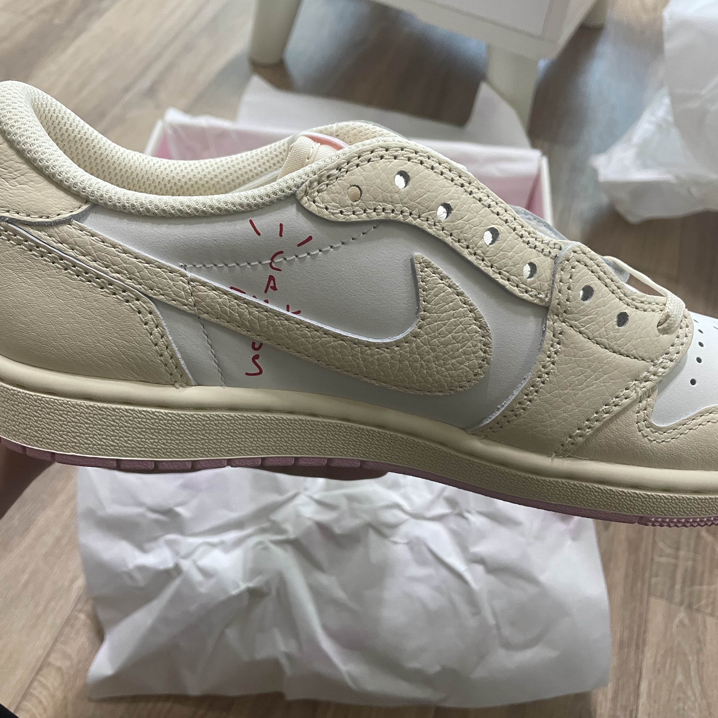 Jordan 1 x Travis Scott Retro Low OG SP Muslin Shy Pink 착용 스타일 - 3