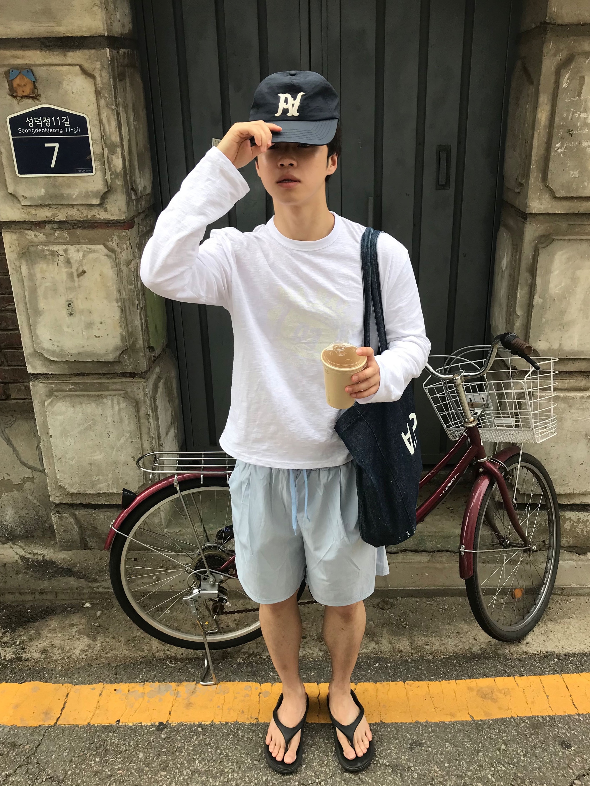 A.P.C. Daniela Shopping Bag Indigo 착용 스타일 - 1