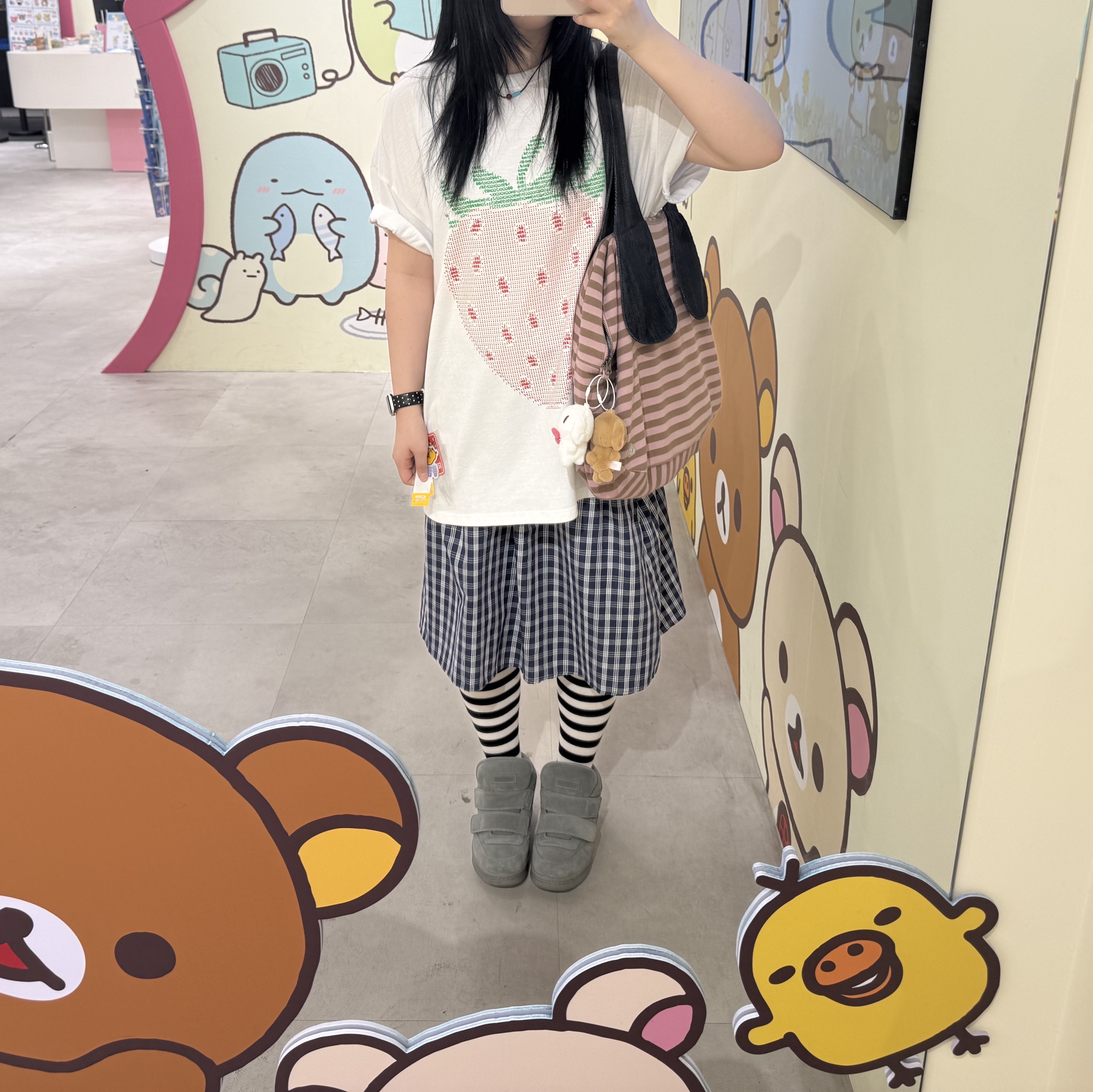 COYSEIO Coy Bumble Sneakers Grey, COYSEIO EMA Tiny Friends Stripe Bag Pink Beige 착용 스타일