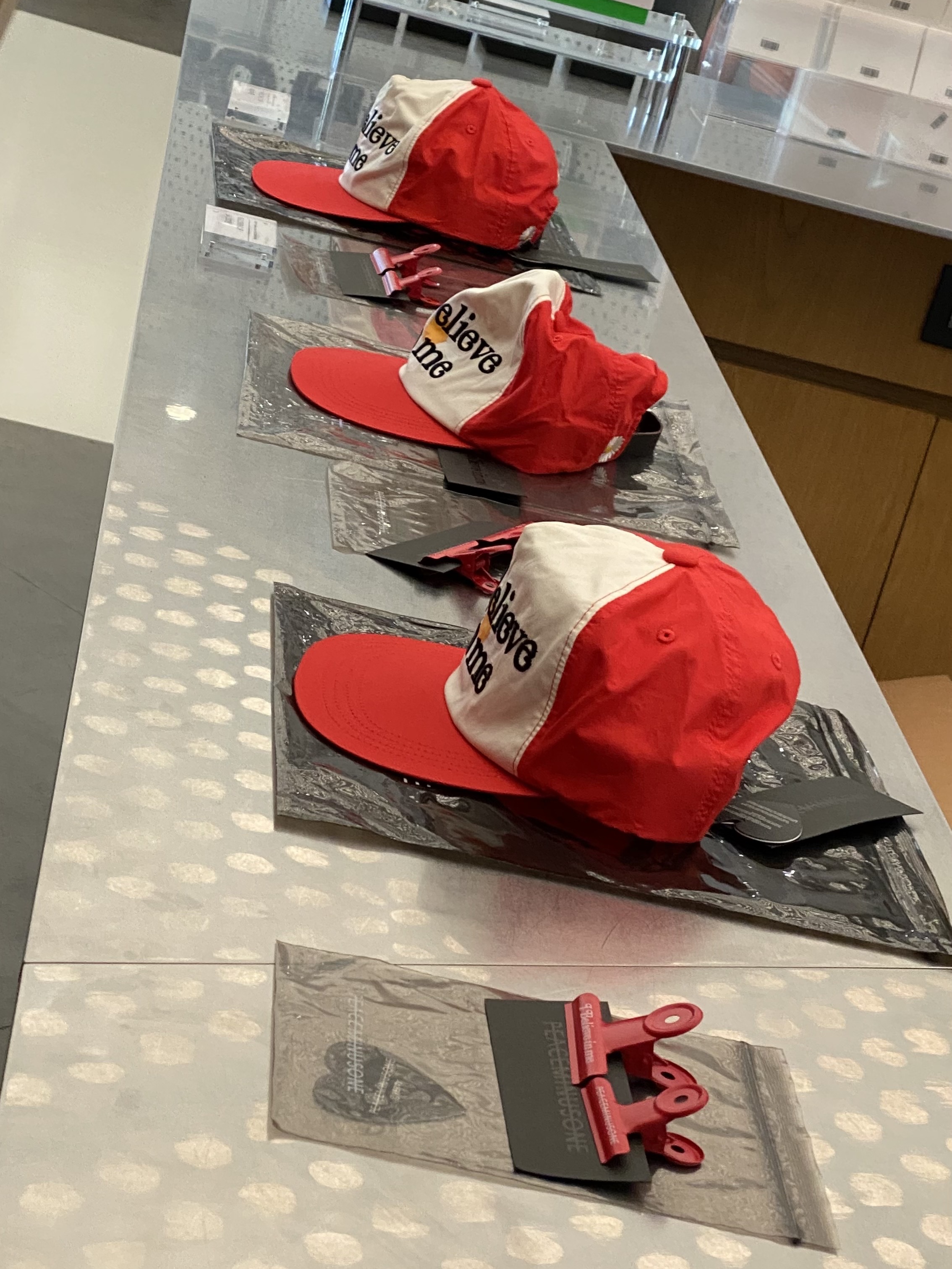 Peaceminusone x Verdy 5 Panel Ball Cap Red, Peaceminusone x Verdy Bulldog Clip Red (Set of 2) 착용 스타일 - 3
