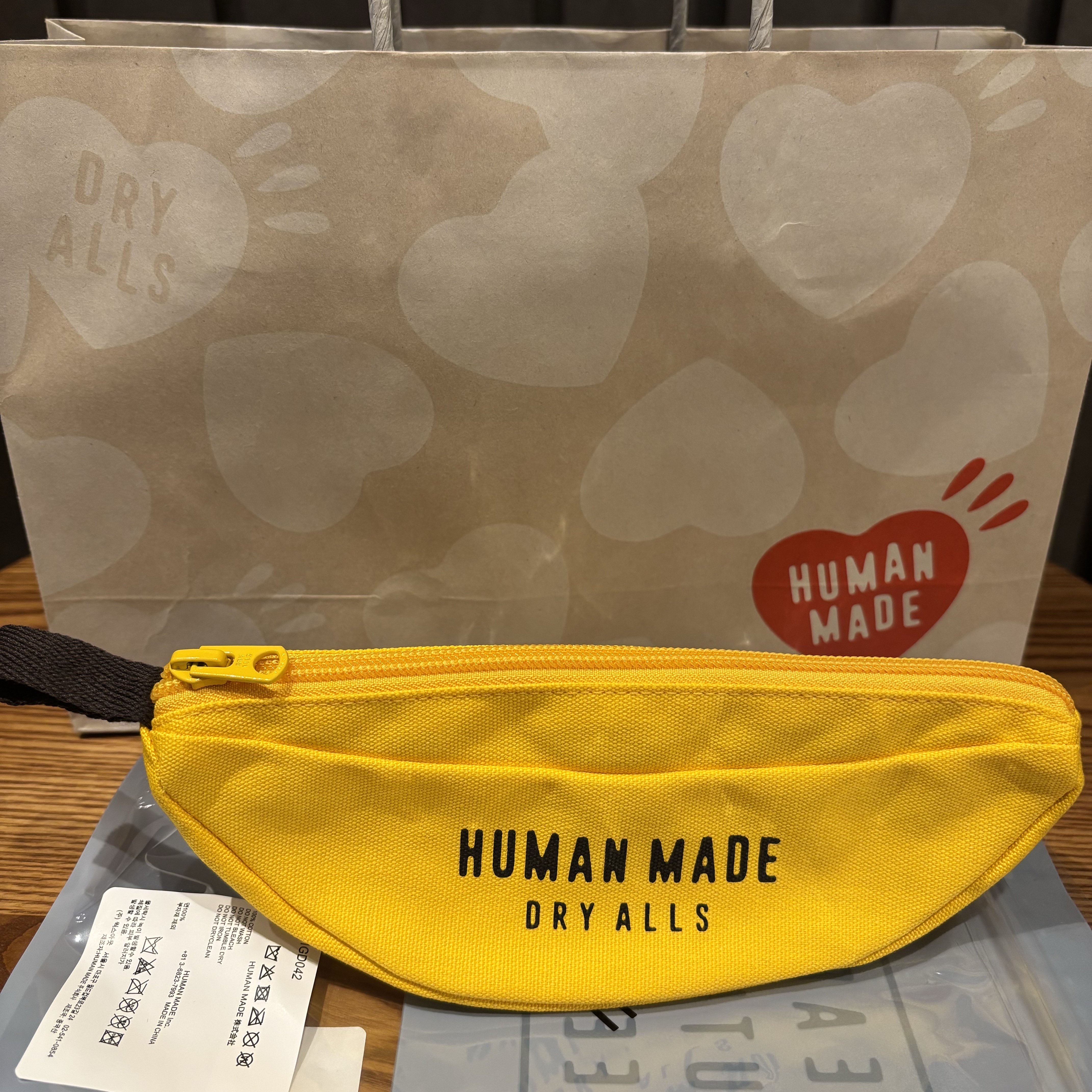 Human Made Banana Pouch Yellow 착용 스타일 - 2