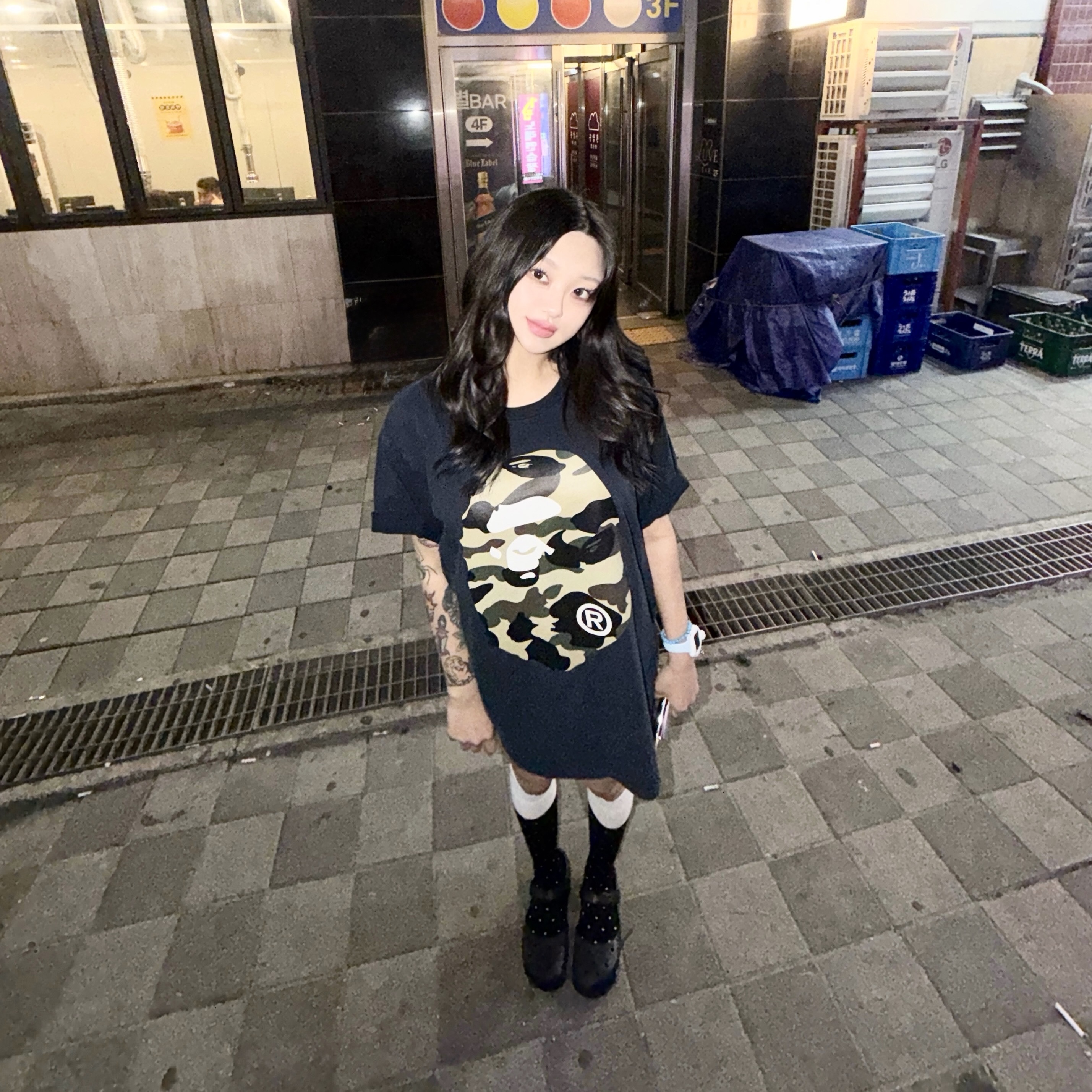 (W) Crocs Classic Ballet Black, BAPE 1st Camo Big Ape Head T-Shirt Black Yellow 착용 스타일