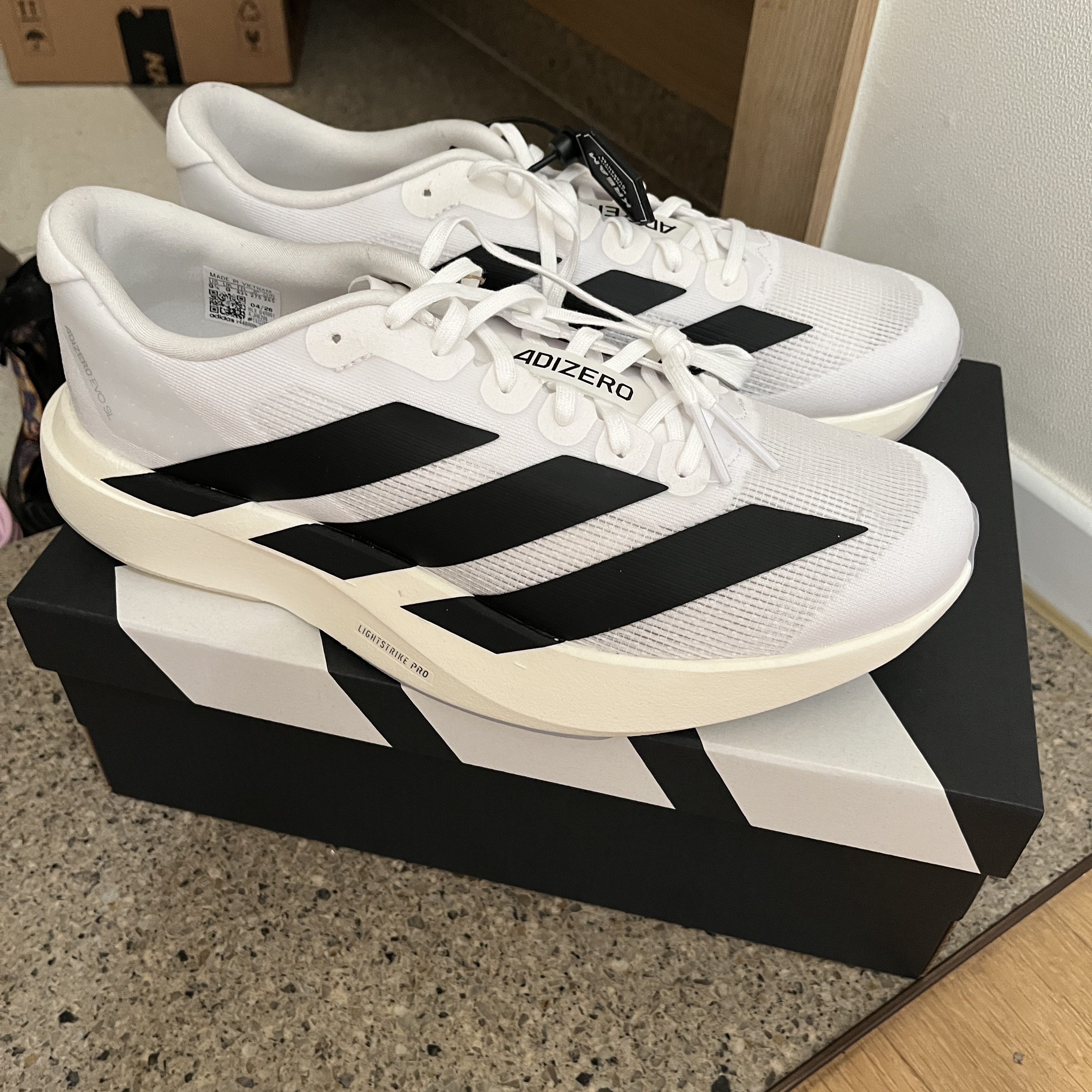 Adidas Adizero EVO SL Cloud White Core Black 착용 스타일