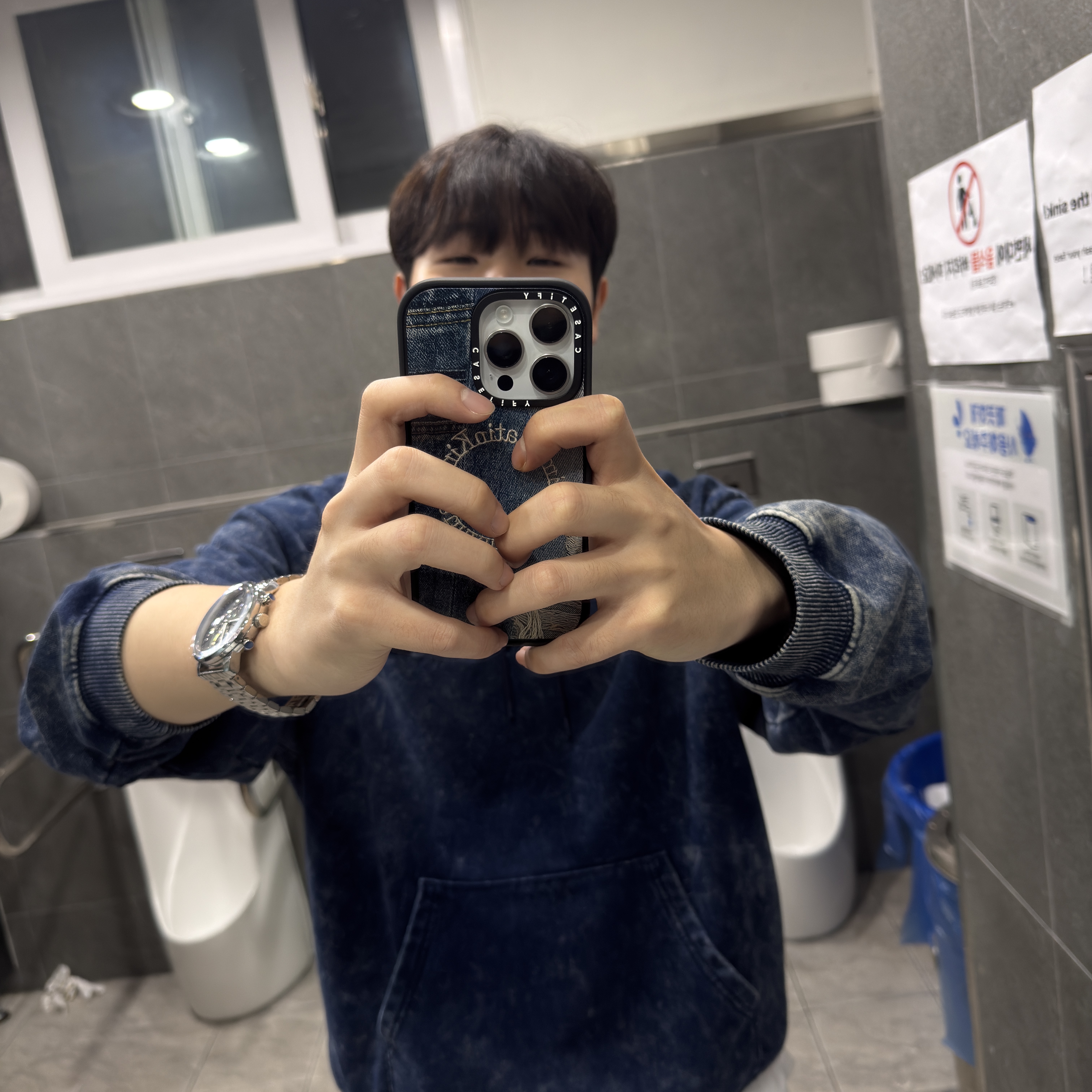 Castify x Matin Kim iPhone Denim Circle Magsafe Impact Case Matte Black, Apple iPhone 16 Pro 256GB White Titanium (Korean Ver.) 착용 스타일 - 1
