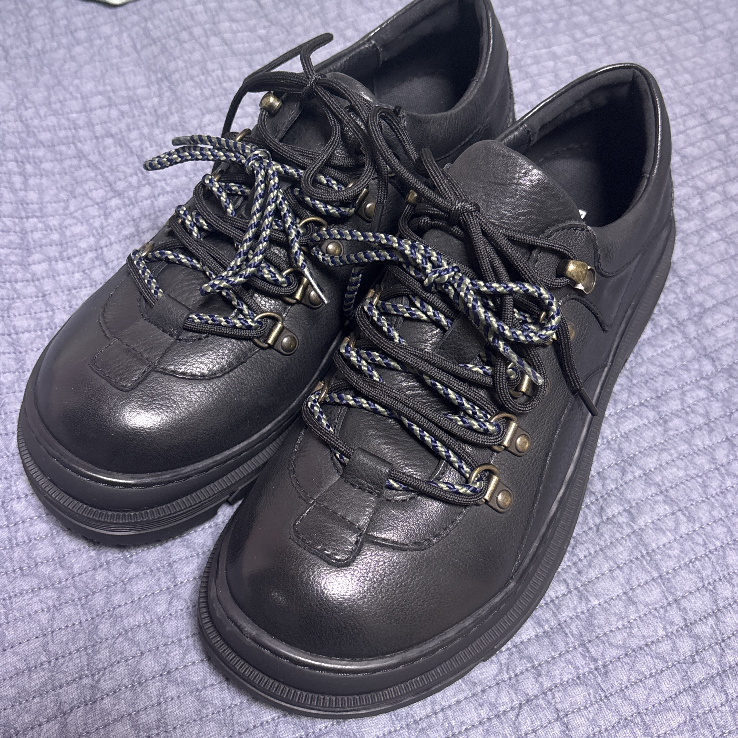 Romantic Move Smoke Hiking Shoes Oil Black 착용 스타일