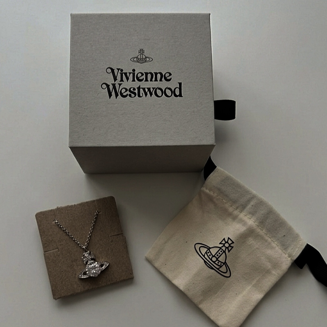 Vivienne Westwood Ariella Pendant Platinum 착용 스타일