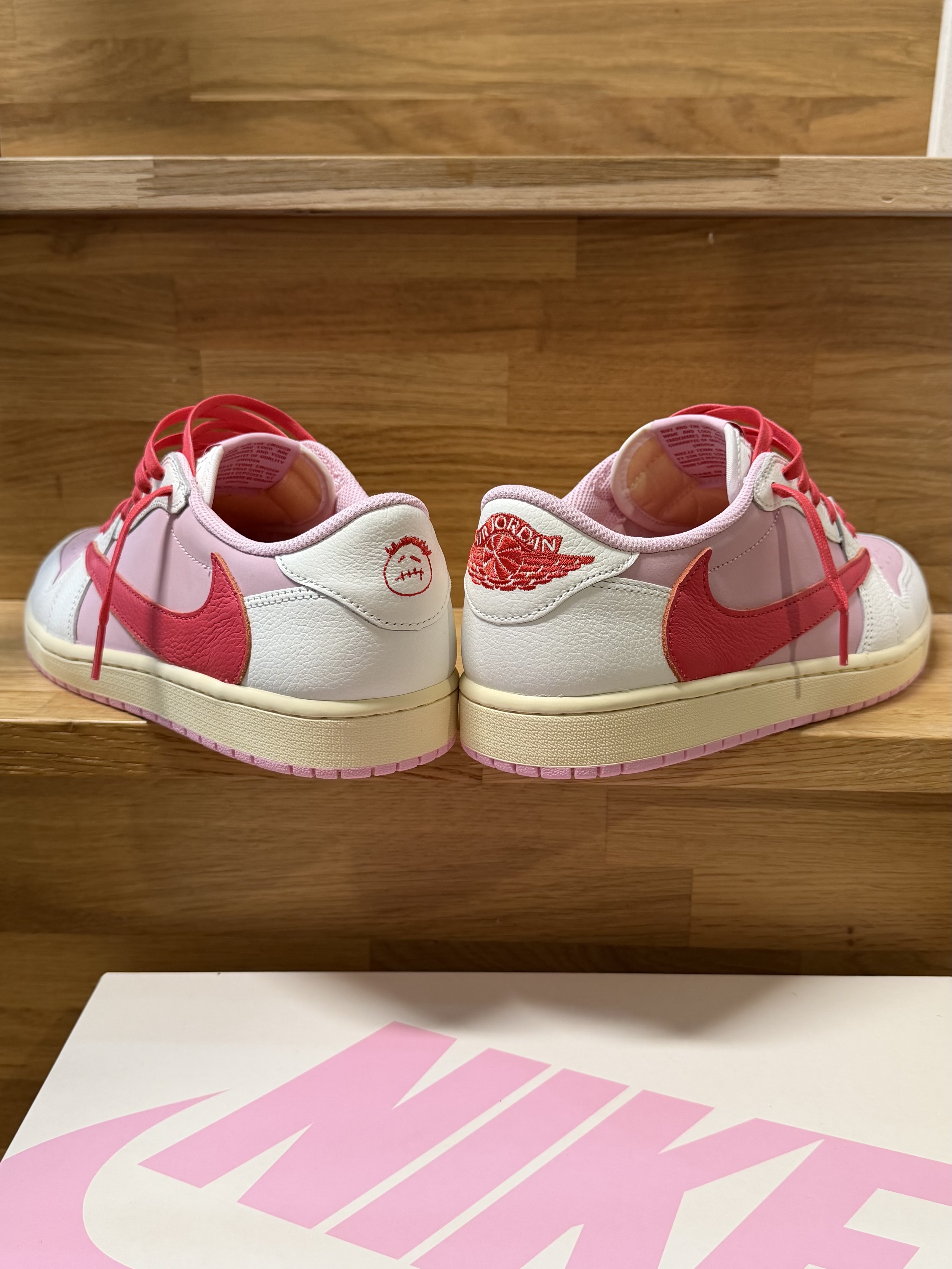 Jordan 1 x Travis Scott Retro Low OG SP Sail Tropical Pink 착용 스타일 - 2