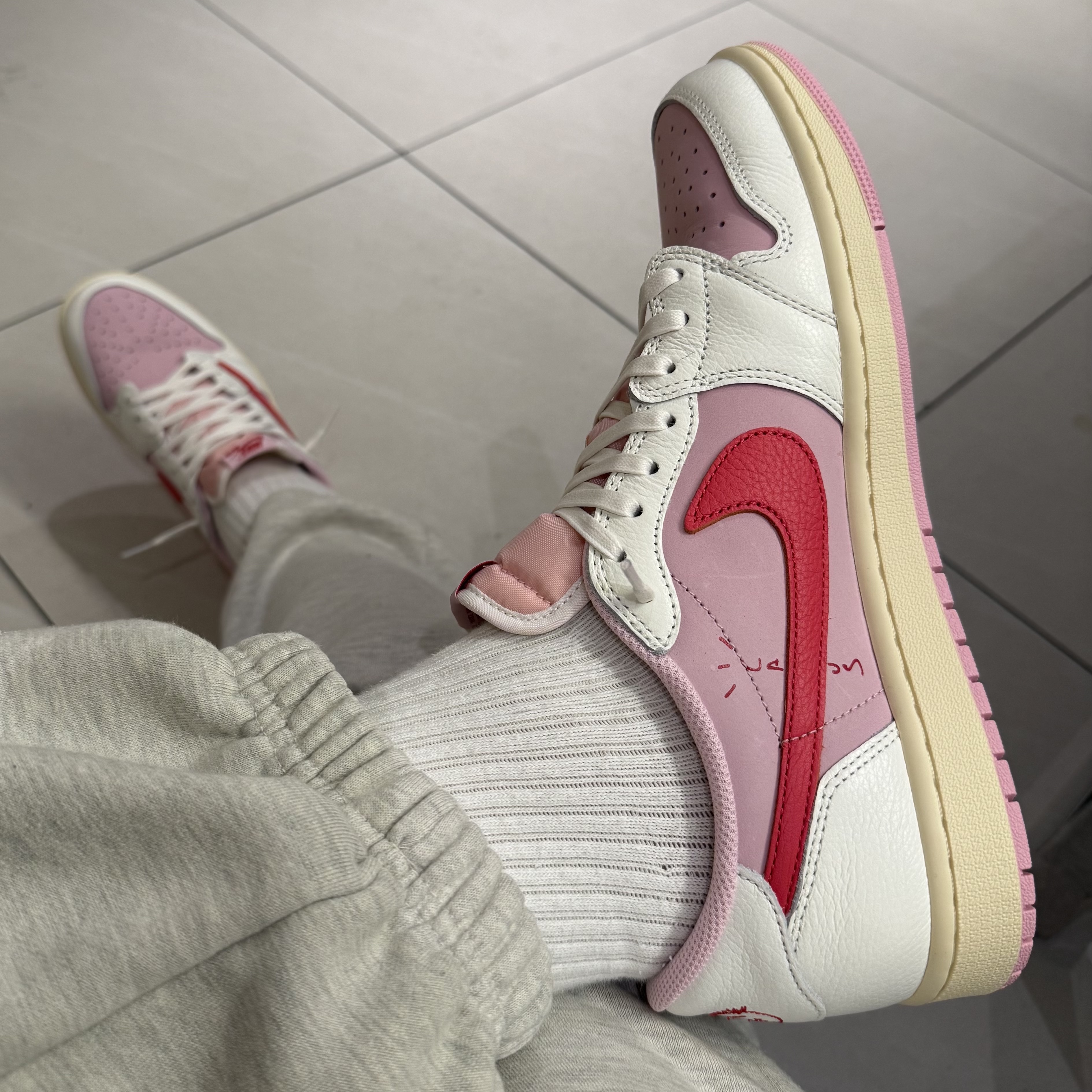 Jordan 1 x Travis Scott Retro Low OG SP Sail Tropical Pink 착용 스타일