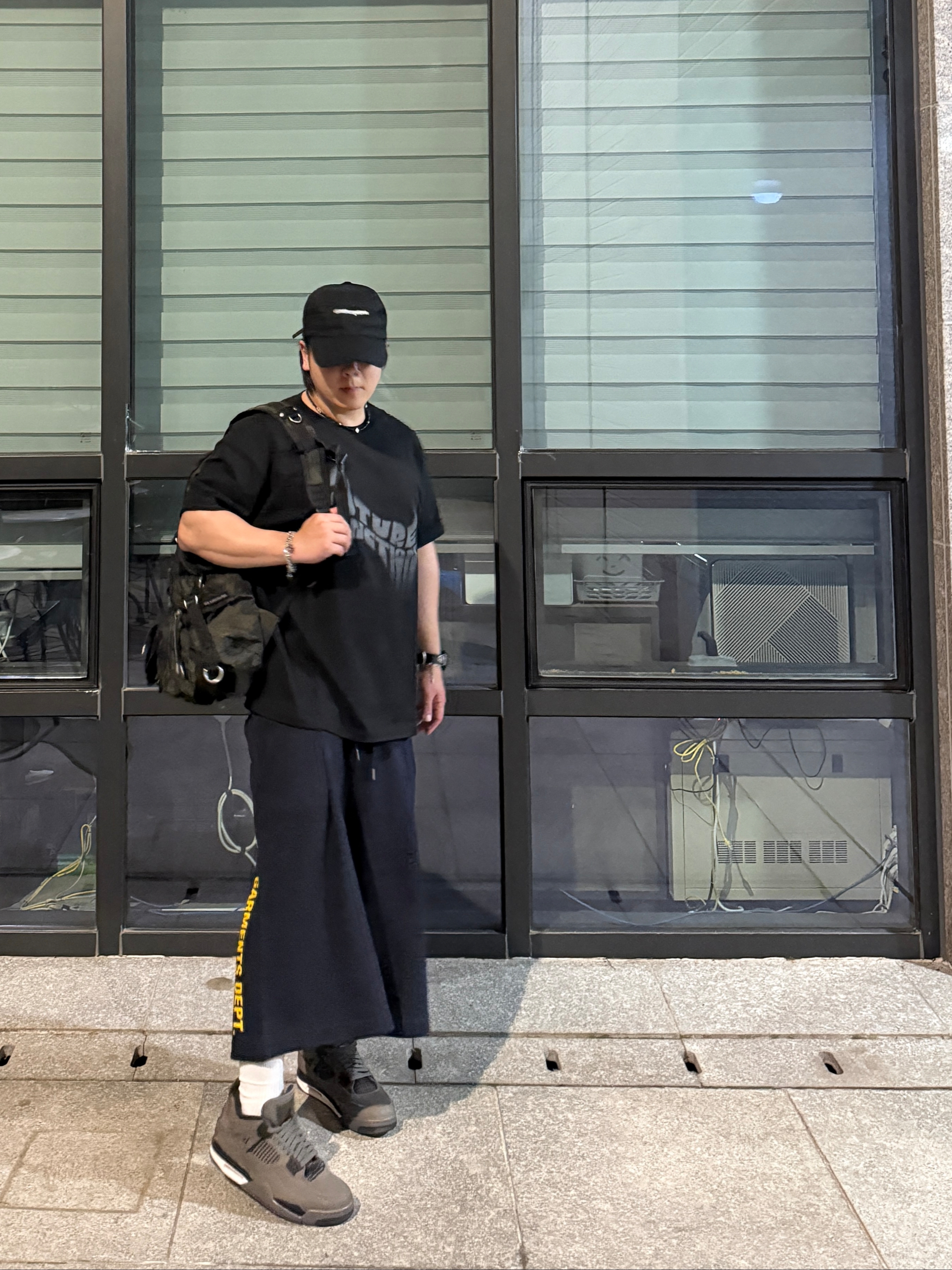 Jordan 4 Retro Cave Stone and Black, [KREAM 단독] ADSB Andersson Bell Unisex Technical Small Berlin Backpack Black 착용 스타일 - 2