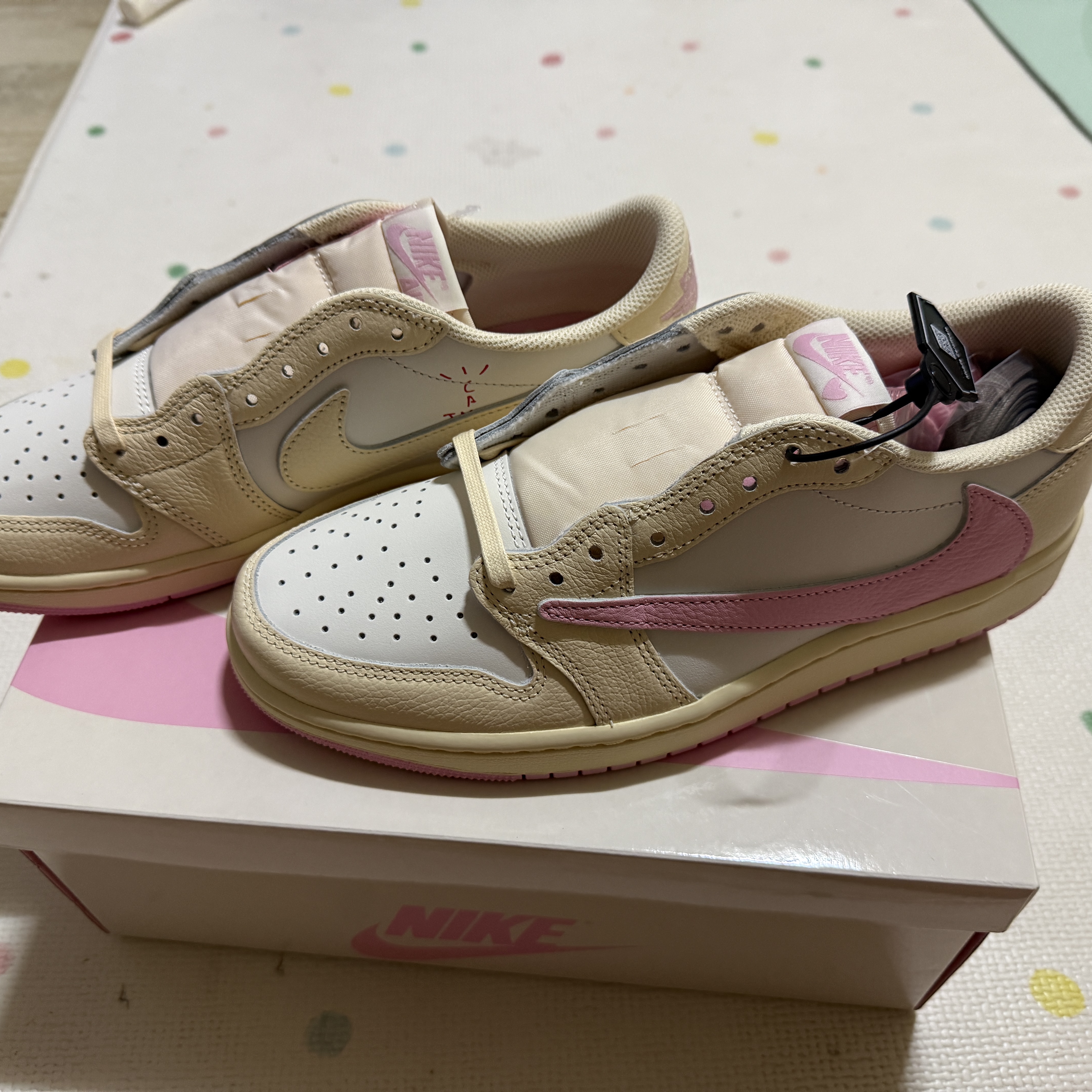 Jordan 1 x Travis Scott Retro Low OG SP Muslin Shy Pink 착용 스타일