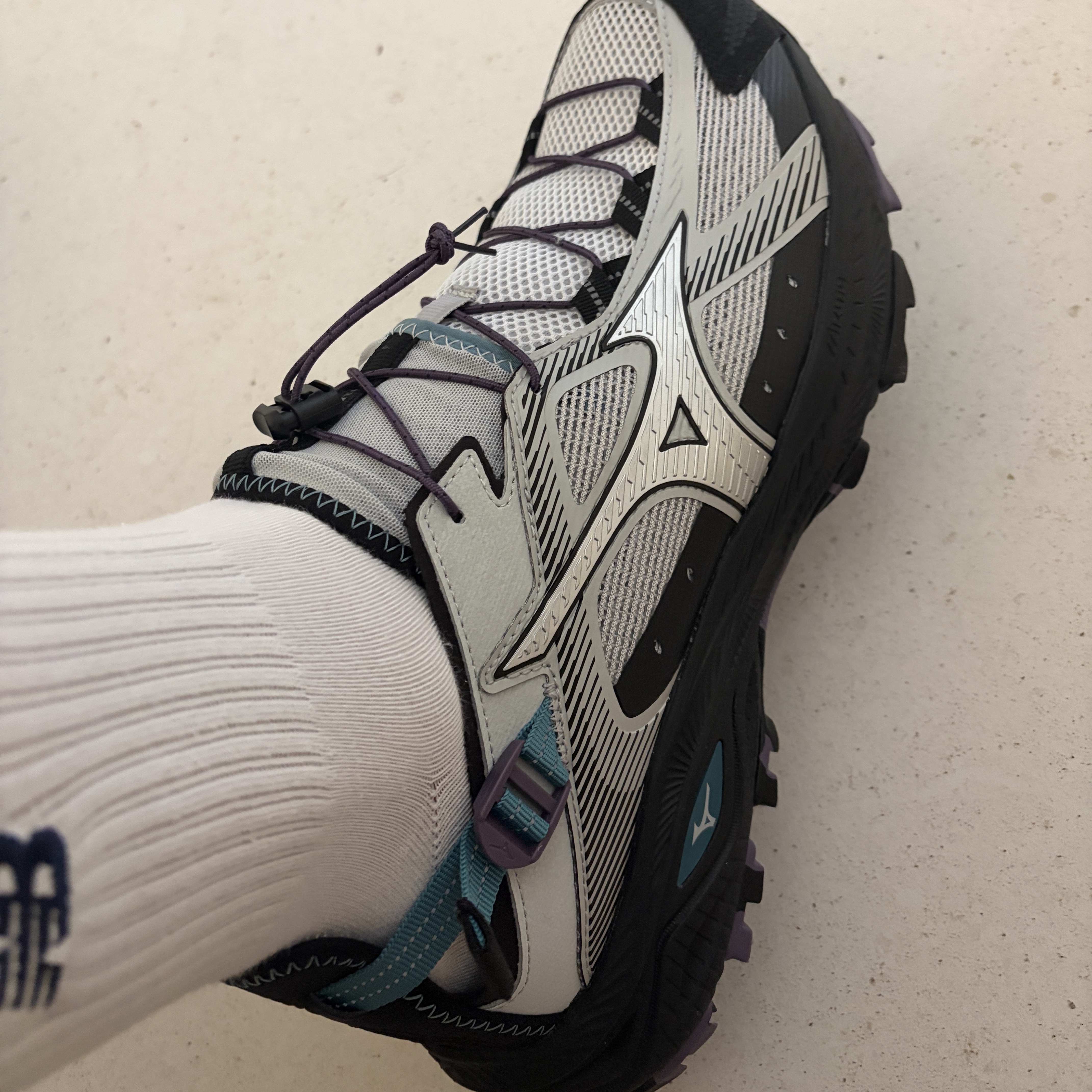 Mizuno Racer Trail SE V2 Gorpcore Silver Black 착용 스타일 - 3