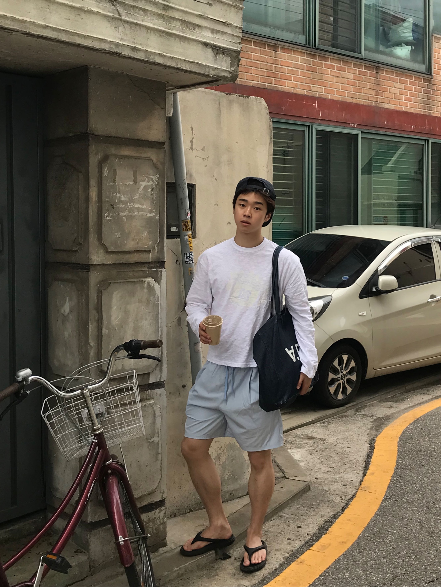 A.P.C. Daniela Shopping Bag Indigo 착용 스타일 - 4