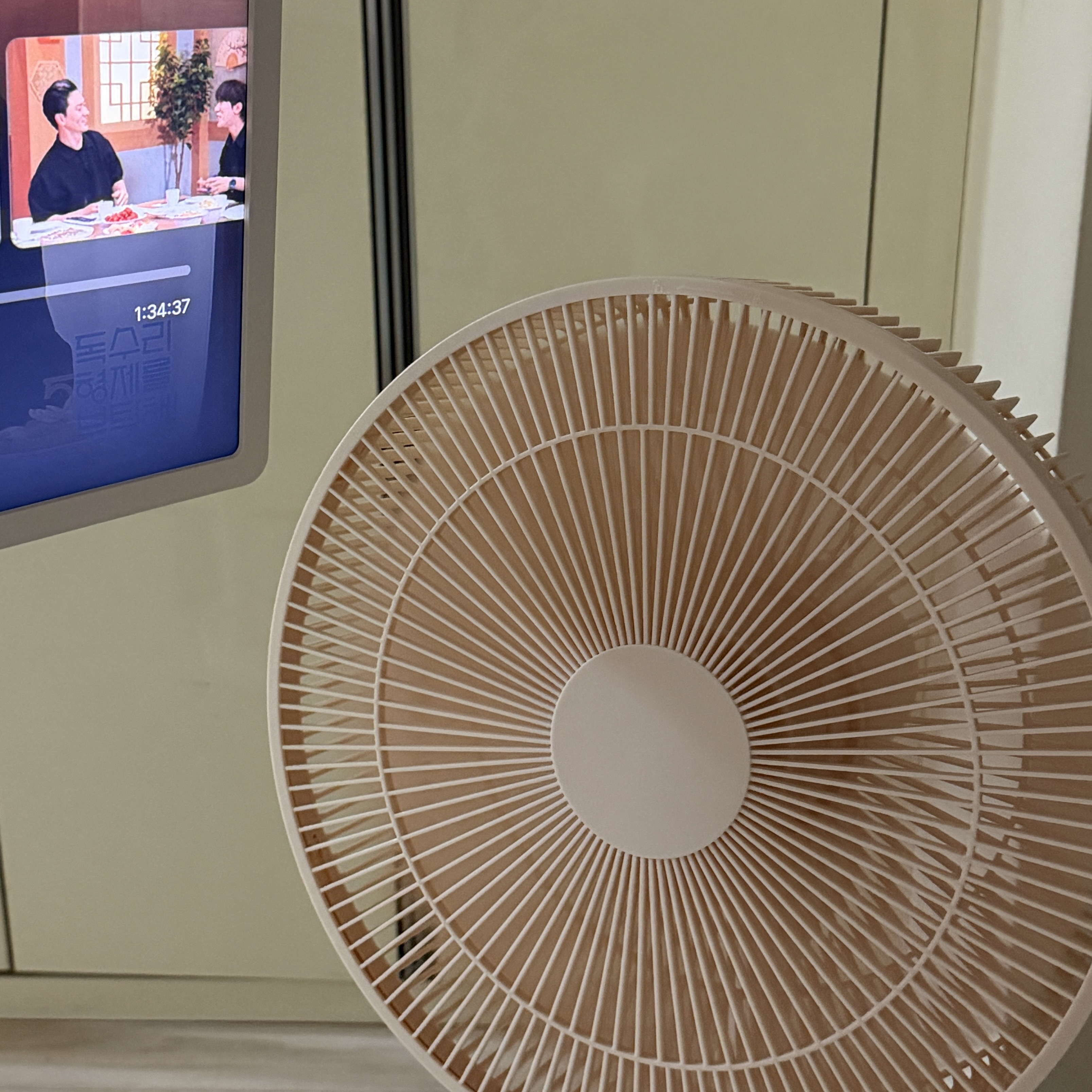 Lezen App-Connected 24-Speed BLDC Low-Noise Circulator Fan DC [Dusty Pink] 착용 스타일 - 1