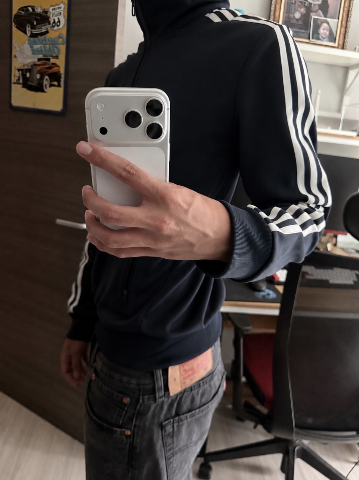 Adidas Adicolor Classic Firebird Track Top Night Indigo - KR Sizing, Apple iPhone 17 Pro 256GB Silver 착용 스타일