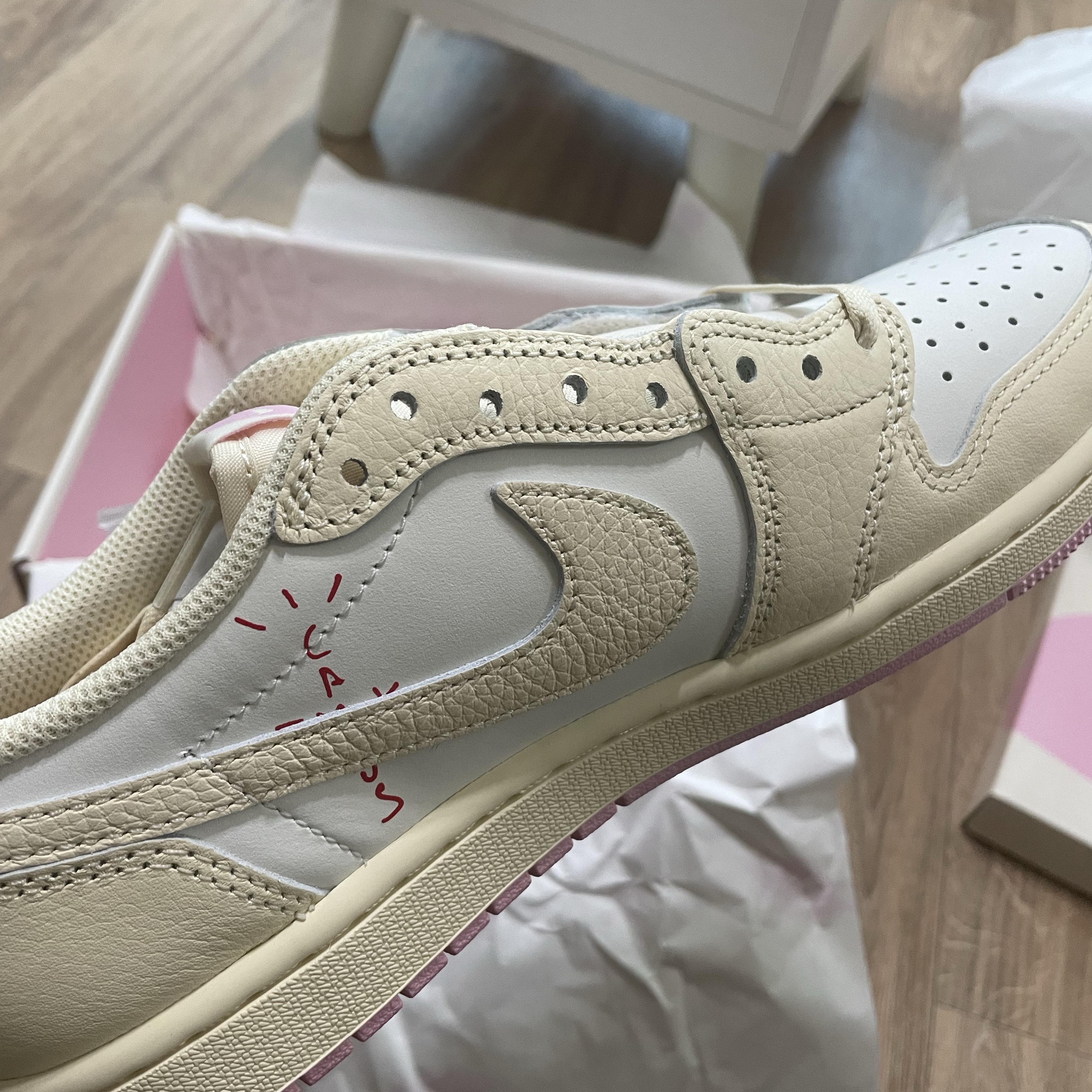 Jordan 1 x Travis Scott Retro Low OG SP Muslin Shy Pink 착용 스타일 - 2