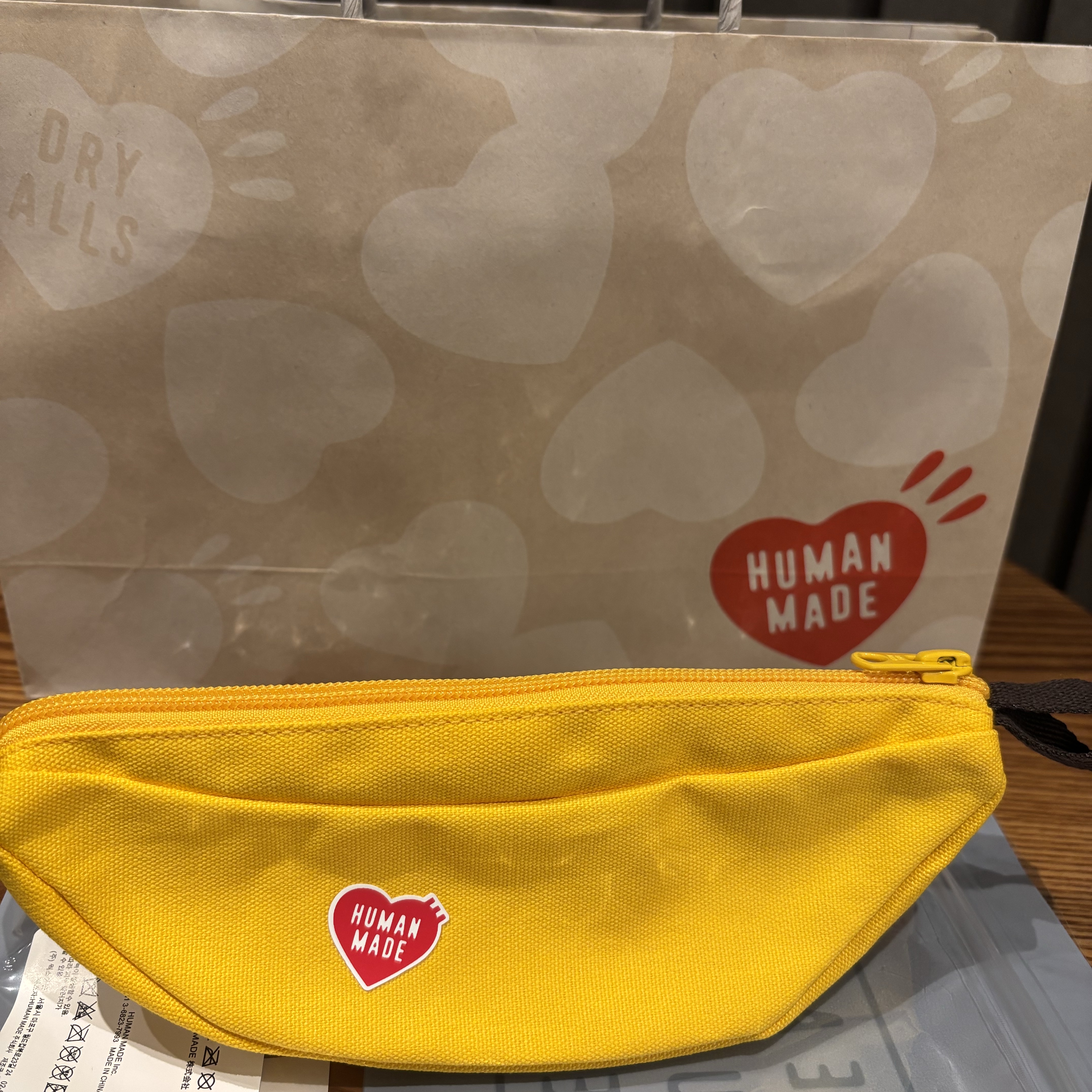 Human Made Banana Pouch Yellow 착용 스타일 - 1