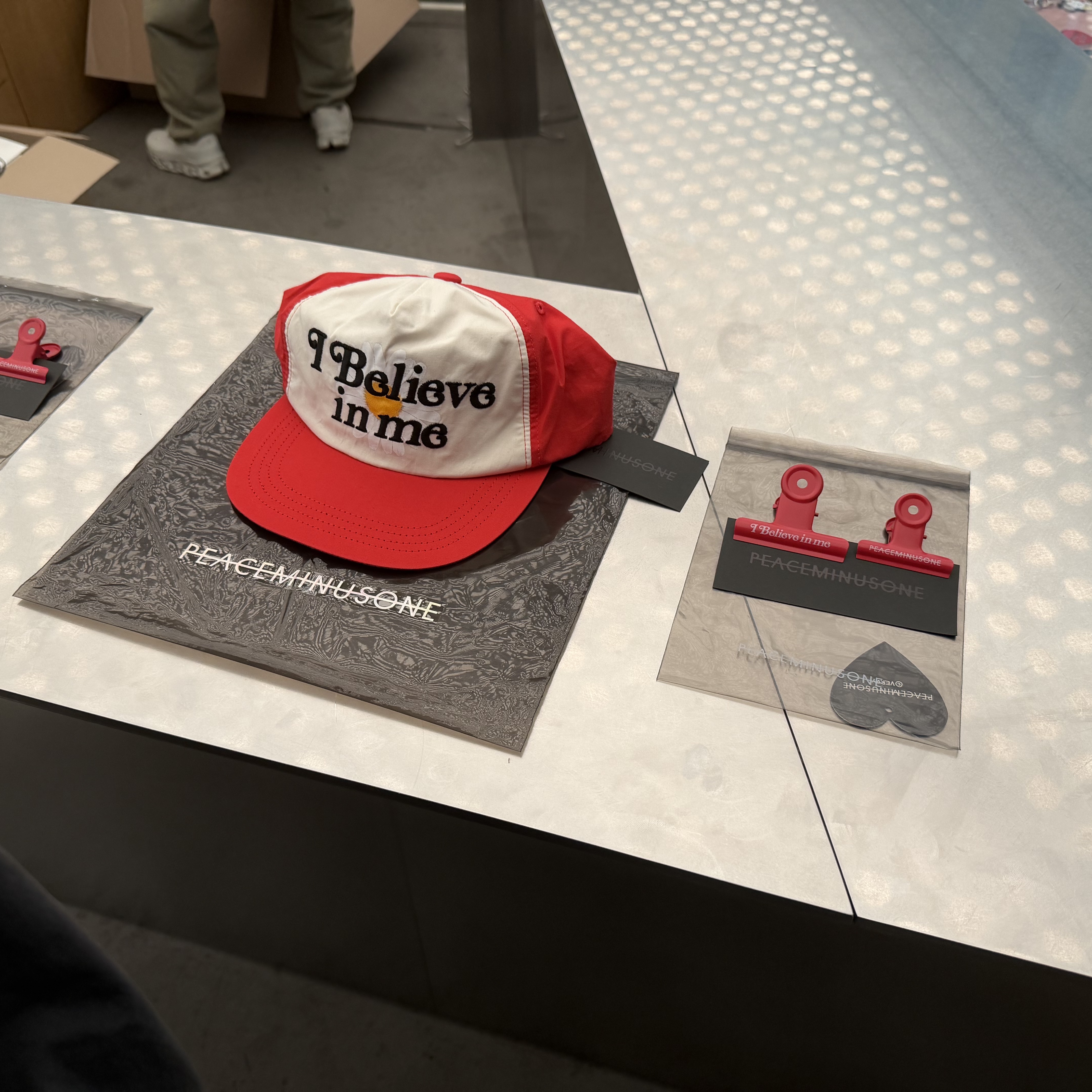 Peaceminusone x Verdy 5 Panel Ball Cap Red 착용 스타일 - 1