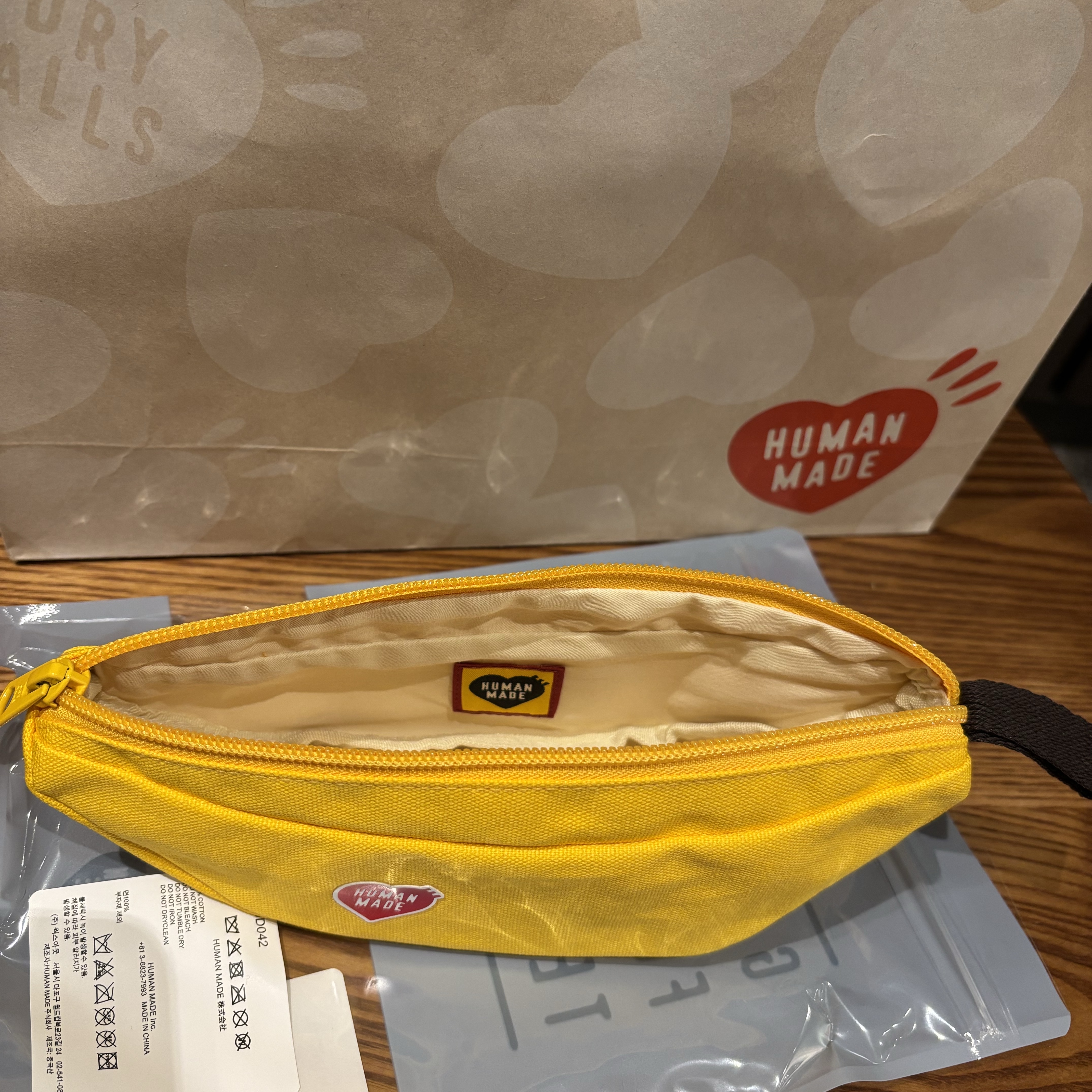 Human Made Banana Pouch Yellow 착용 스타일 - 3