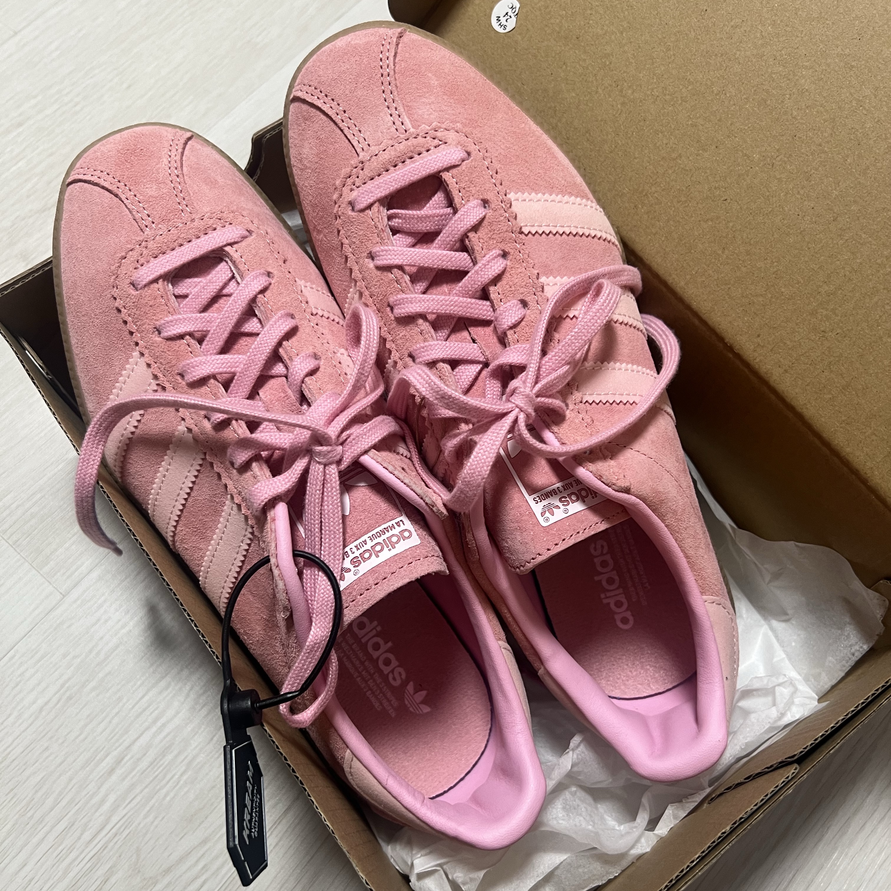Adidas Bermuda Glow Pink 착용 스타일