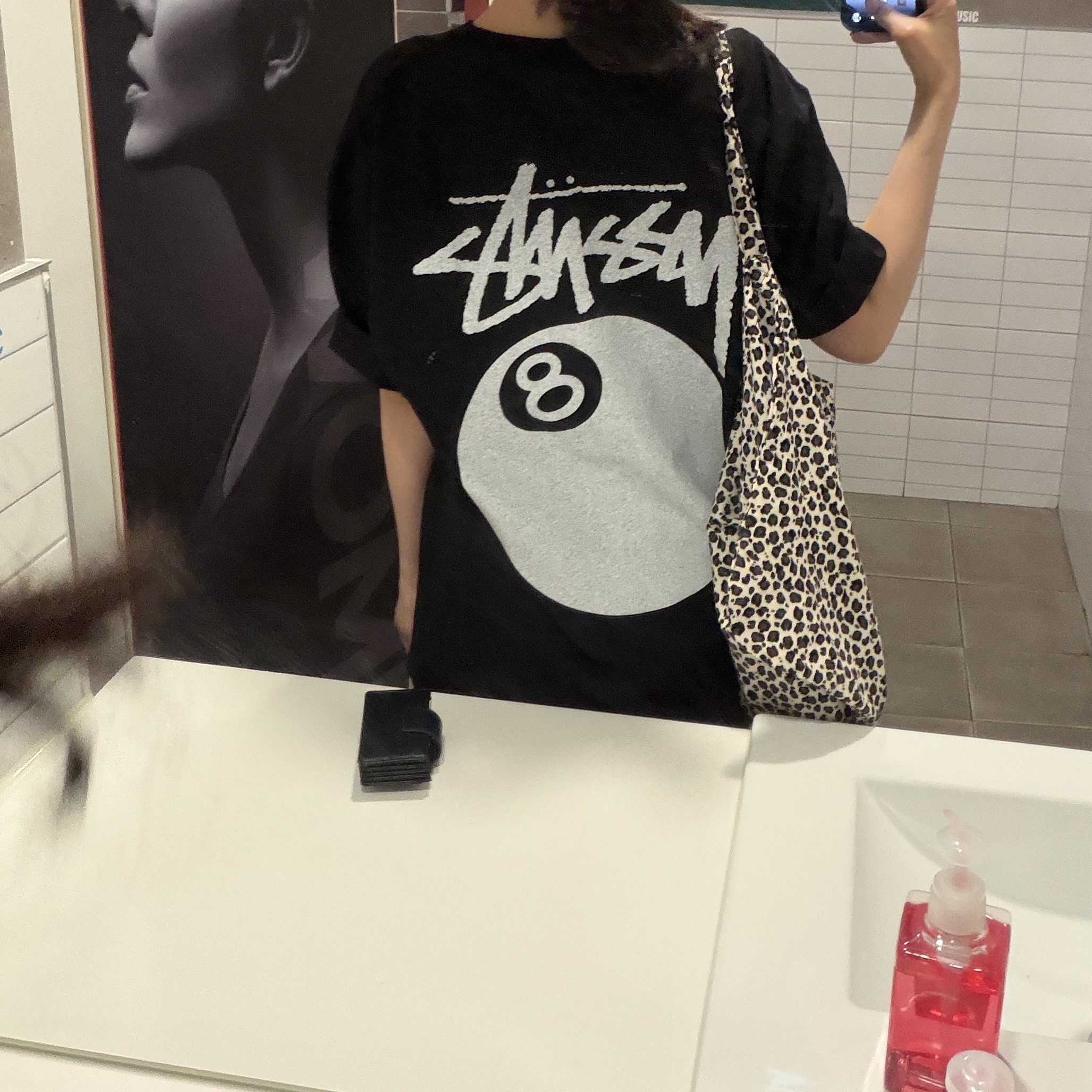 Stussy 8 Ball Pigment Dyed T-Shirt Black, Emis Leopard Corduroy Eco Bag White 착용 스타일 - 2