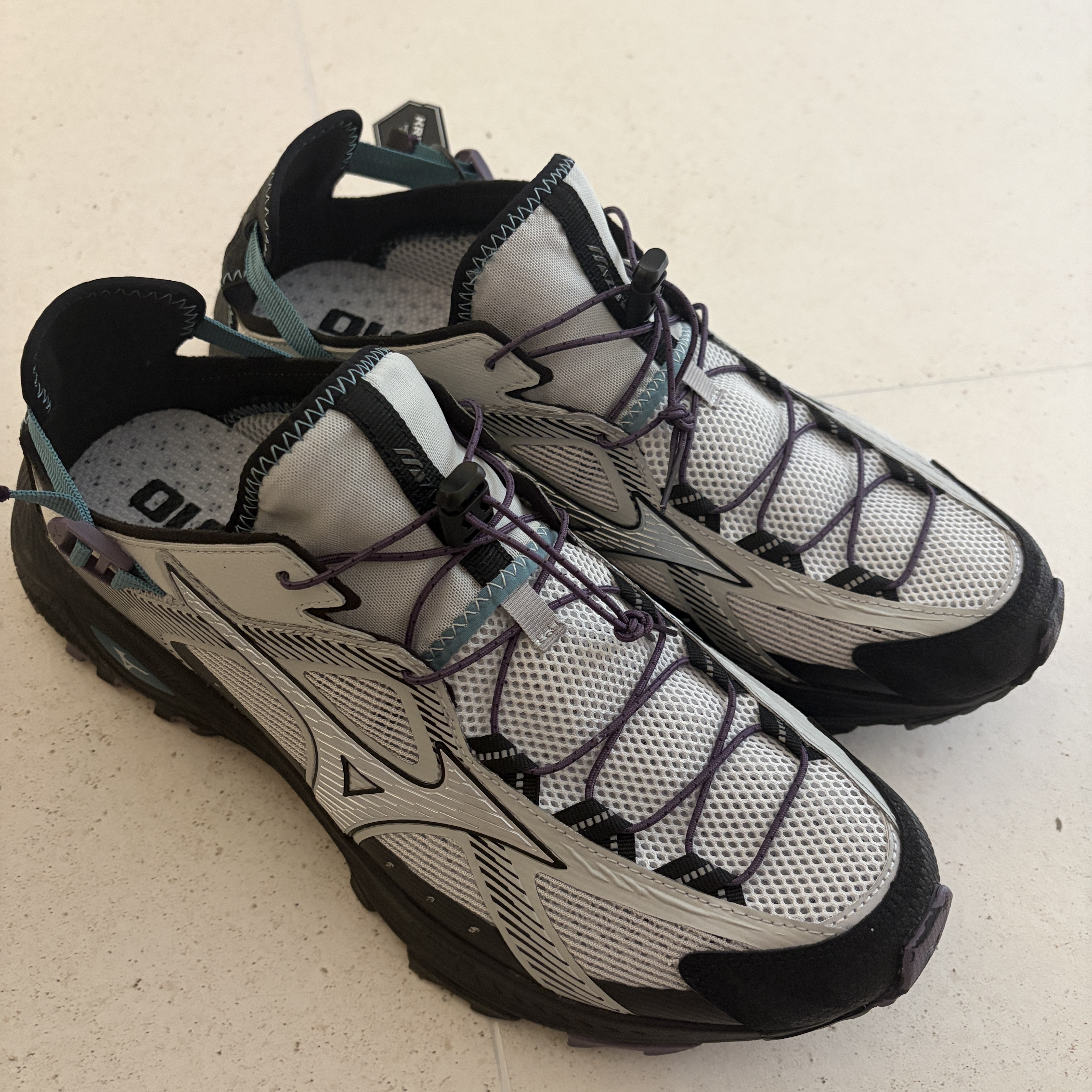Mizuno Racer Trail SE V2 Gorpcore Silver Black 착용 스타일 - 1