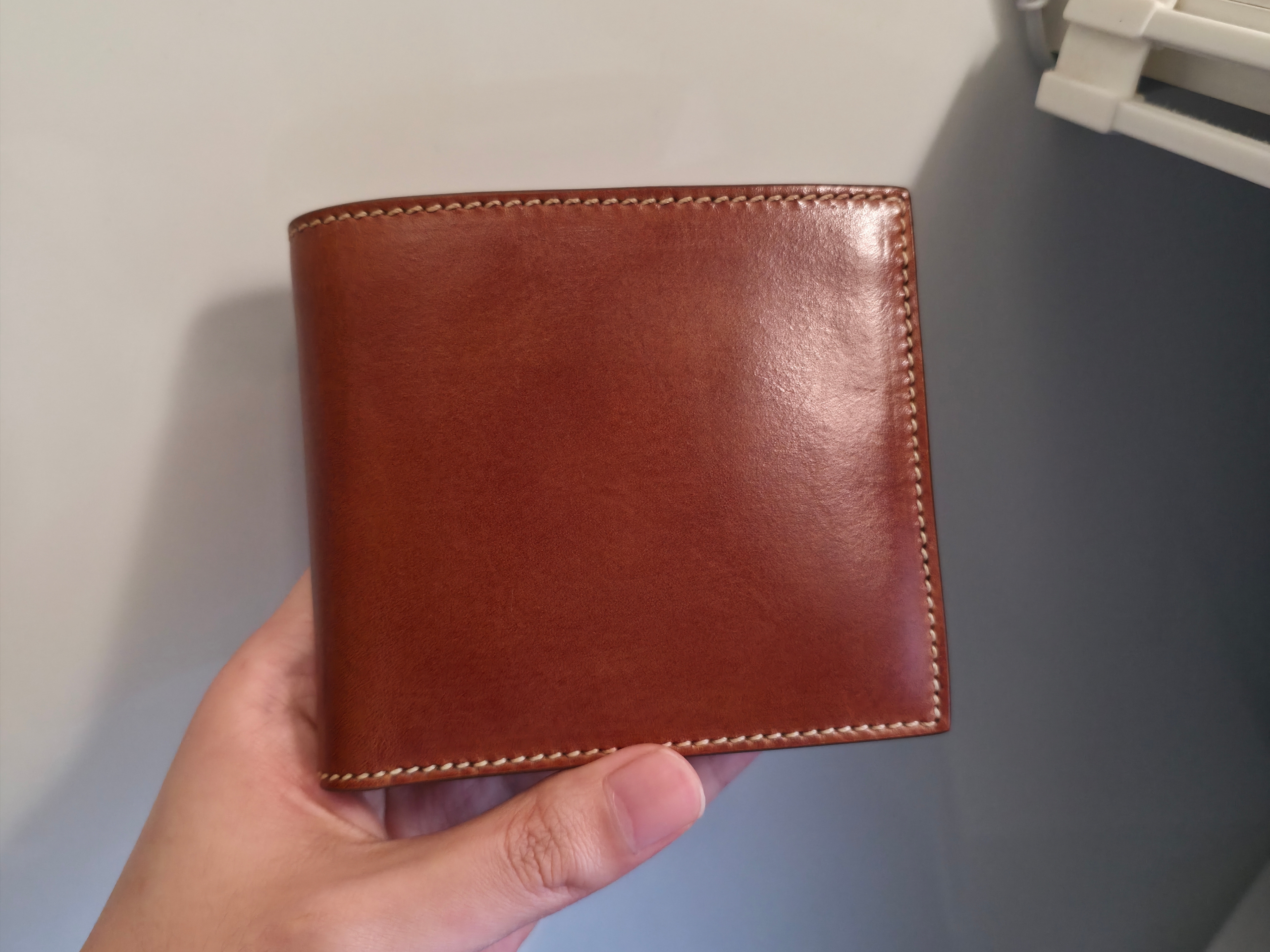 Thom Browne Vacchetta Leather Bill Fold Wallet Natural 착용 스타일 - 1