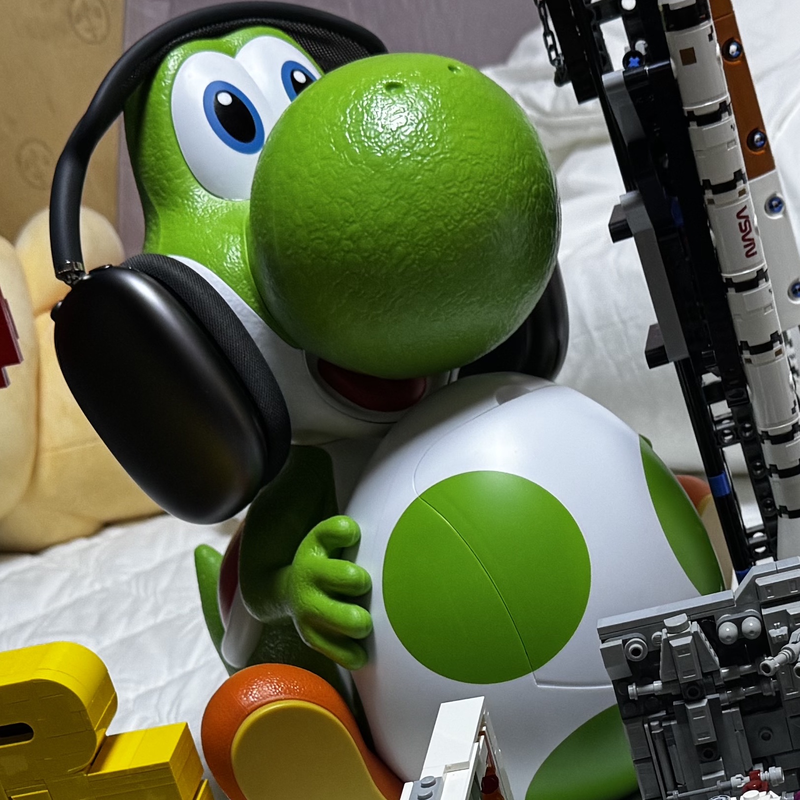 CGV x Super Mario Yoshi Popcorn Bucket 착용 스타일 - 2