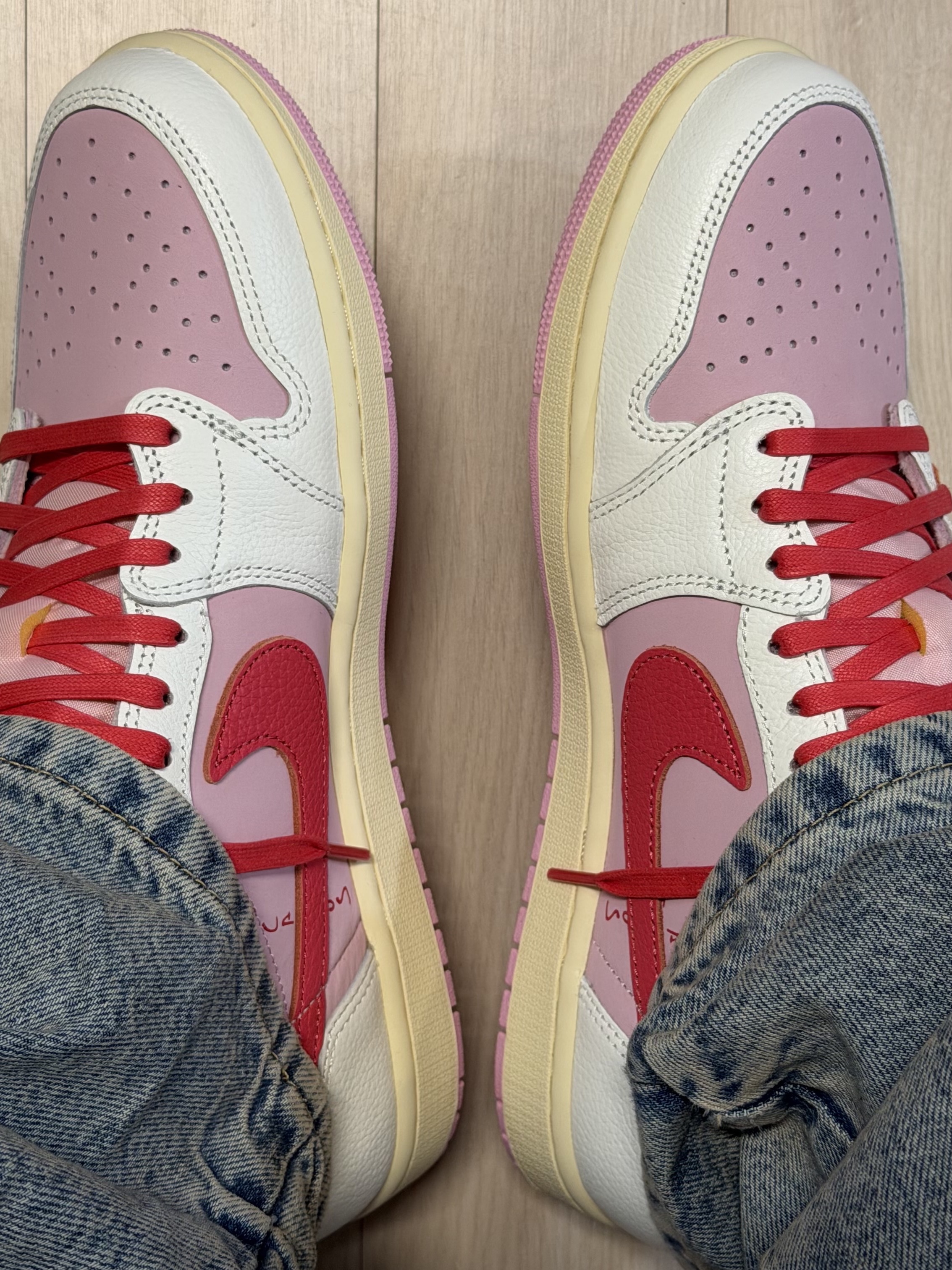 Jordan 1 x Travis Scott Retro Low OG SP Sail Tropical Pink 착용 스타일 - 1