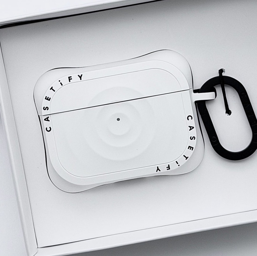 Casetify Essential Ripple Airpods Pro 1st/2nd Case White 착용 스타일