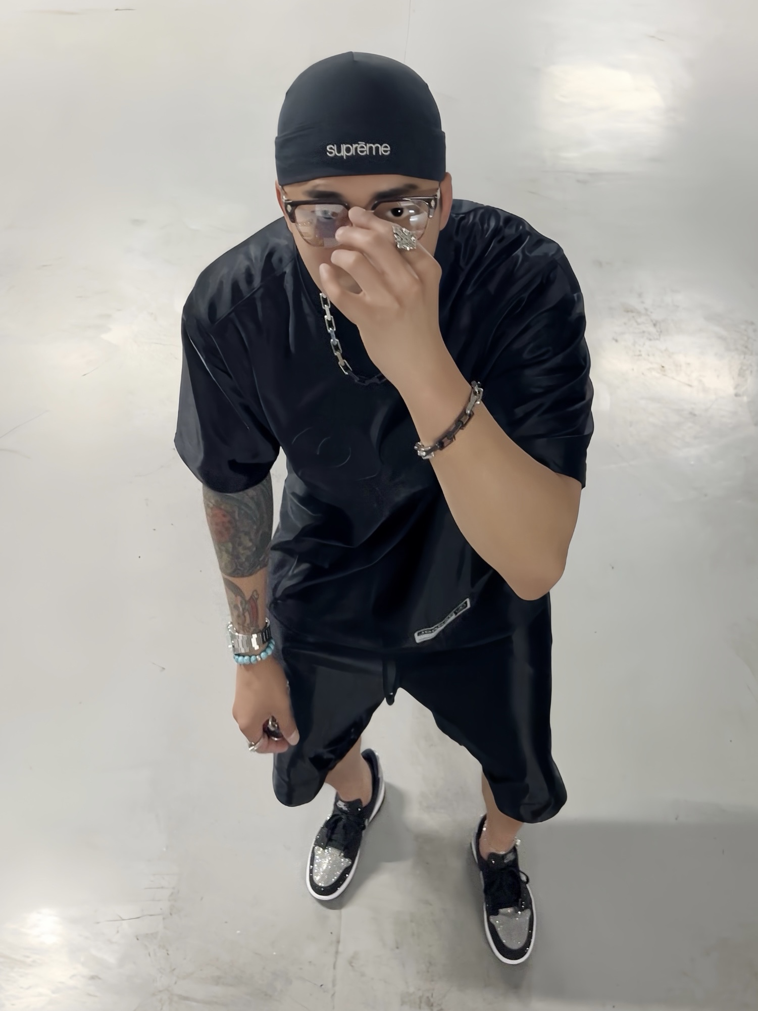Supreme Base Layer Beanie Black - 26SS, Supreme World Famous T-Shirt Black - 26SS 착용 스타일