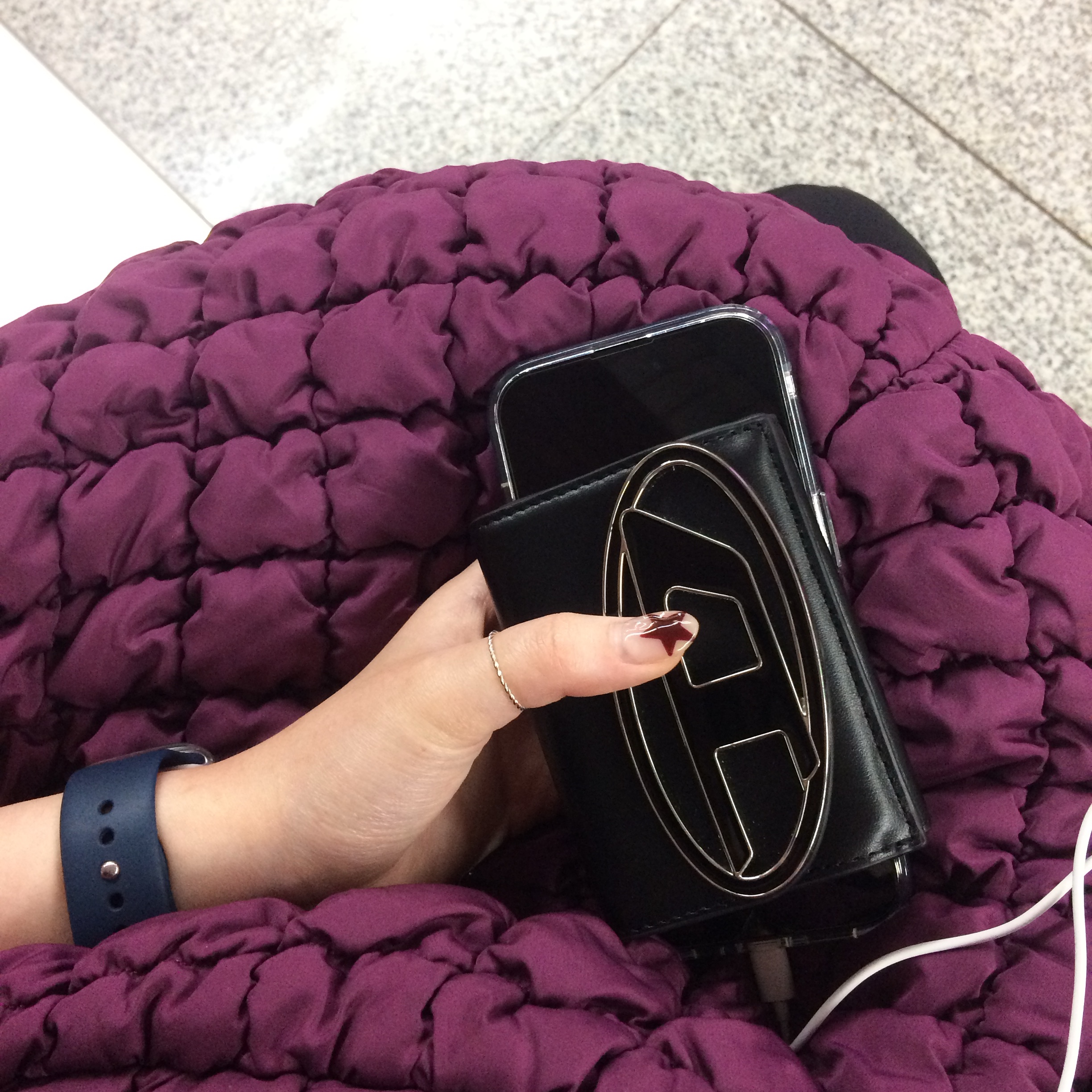 Diesel 1DR Tri-Fold Coin XS li Wallet Black, COS Quilted Oversized Shoulder Bag Burgundy 착용 스타일