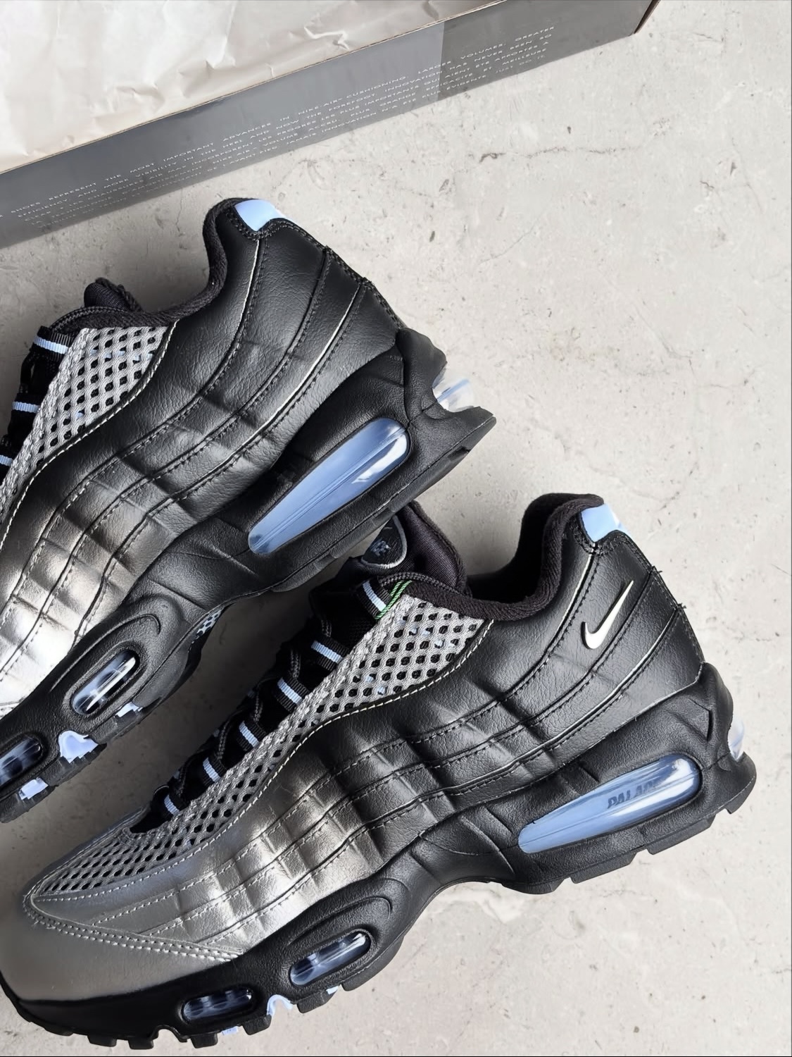 Nike x Palace Air Max 95 Metallic Silver Aluminum 착용 스타일 - 2