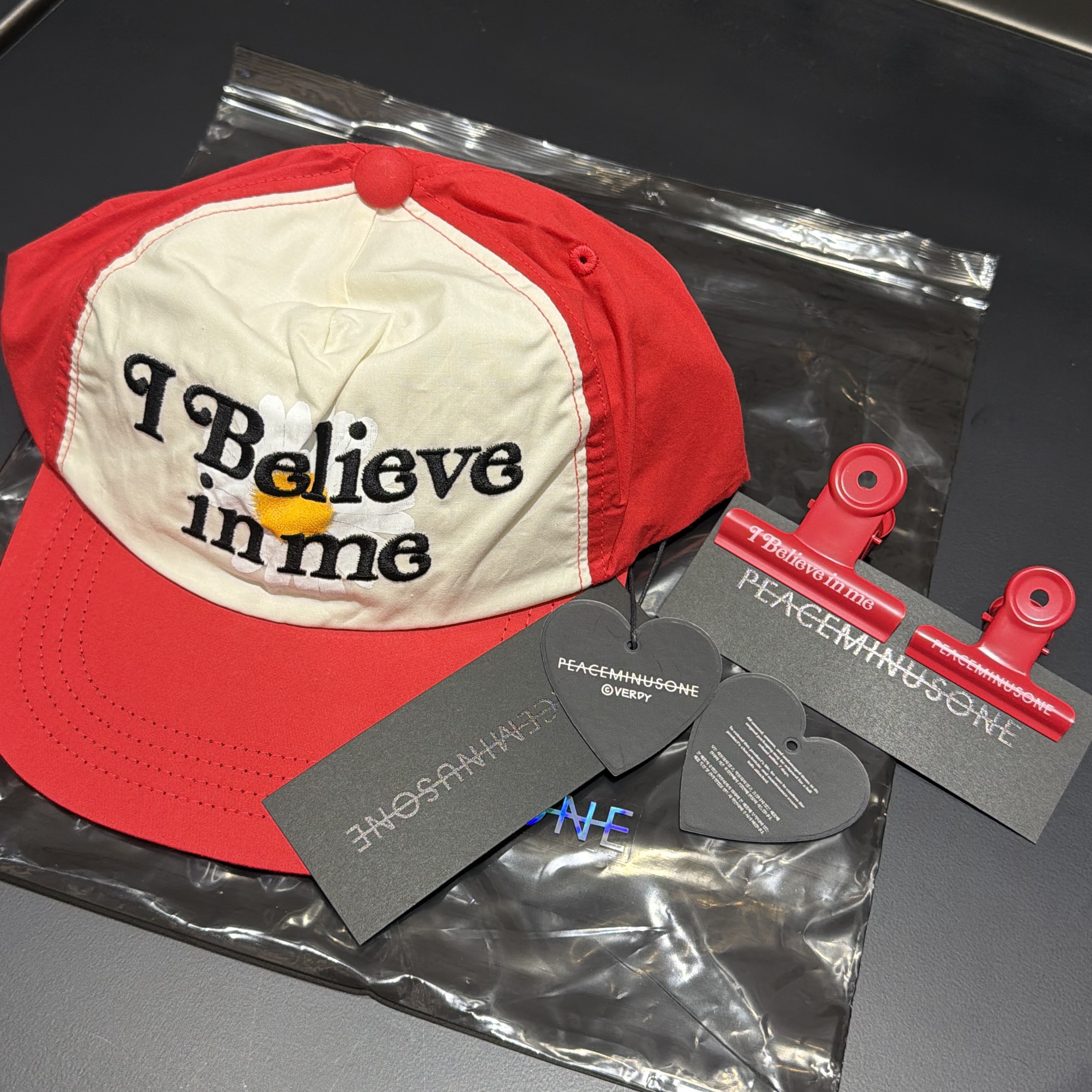Peaceminusone x Verdy Bulldog Clip Red (Set of 2), Peaceminusone x Verdy 5 Panel Ball Cap Red 착용 스타일