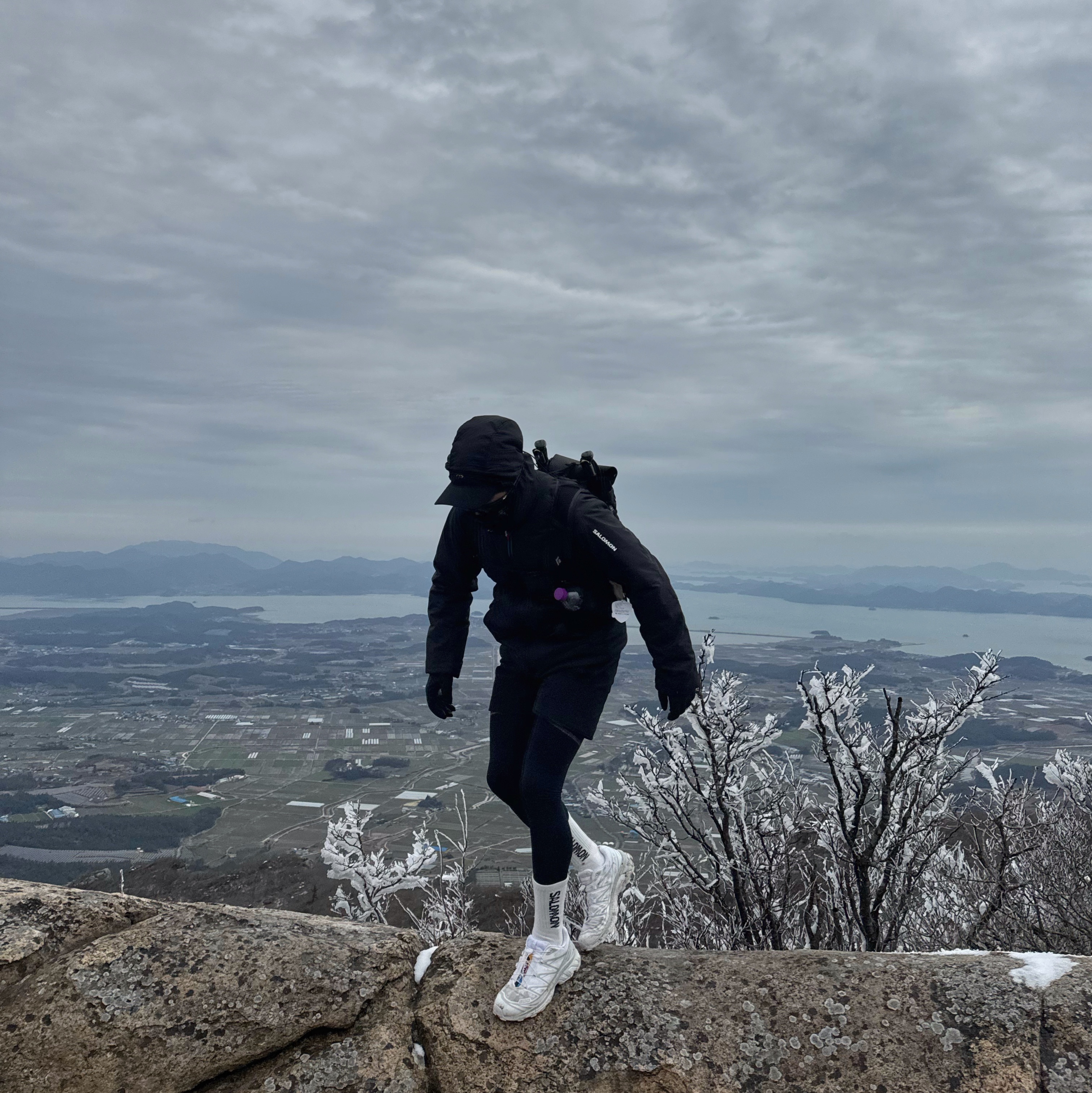 Salomon XT-6 Gore-Tex White Silver, Salomon Modisay Windshell Jacket Black 착용 스타일