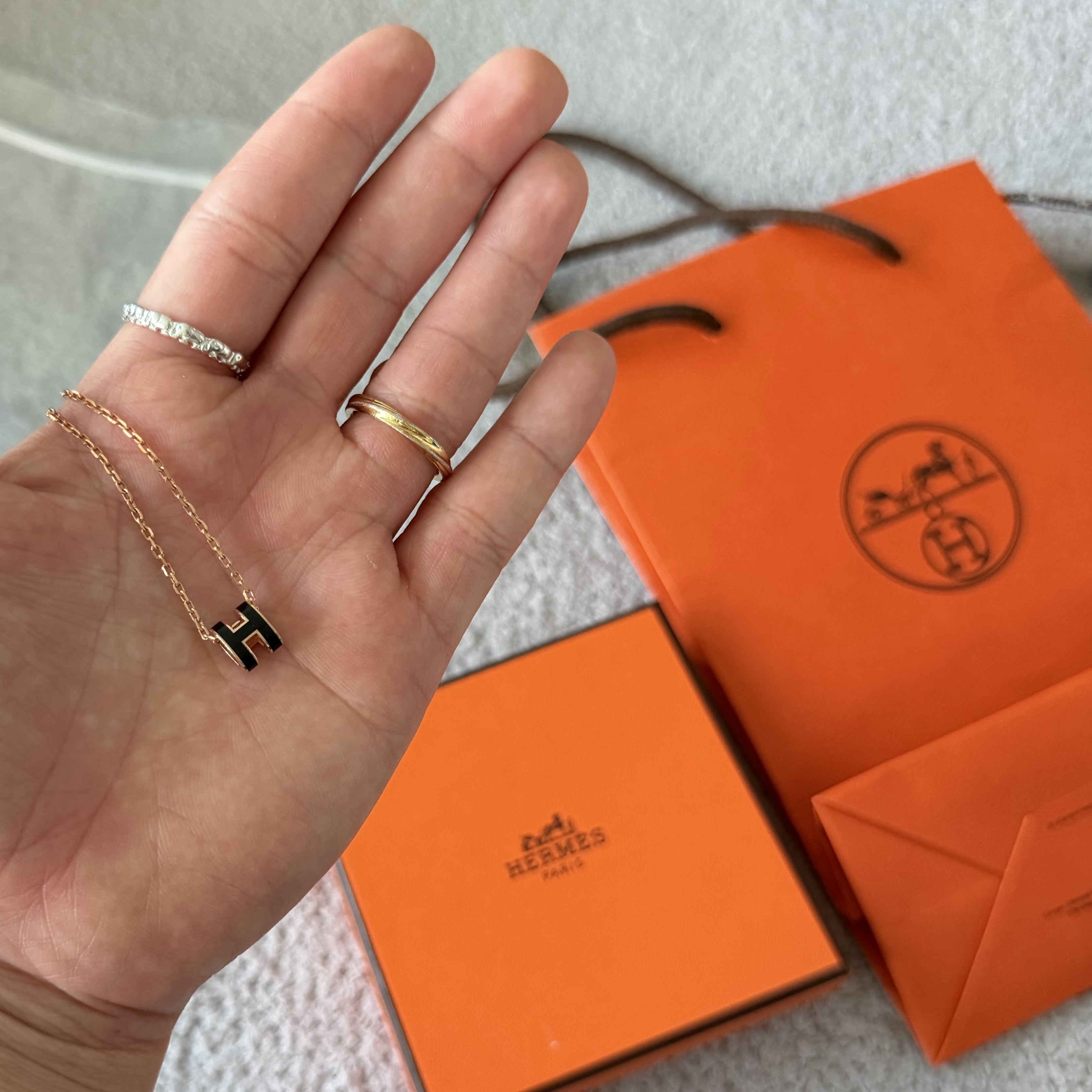 (W) Hermes Mini Pop H Pendant Rose Gold & Noir 착용 스타일 - 1