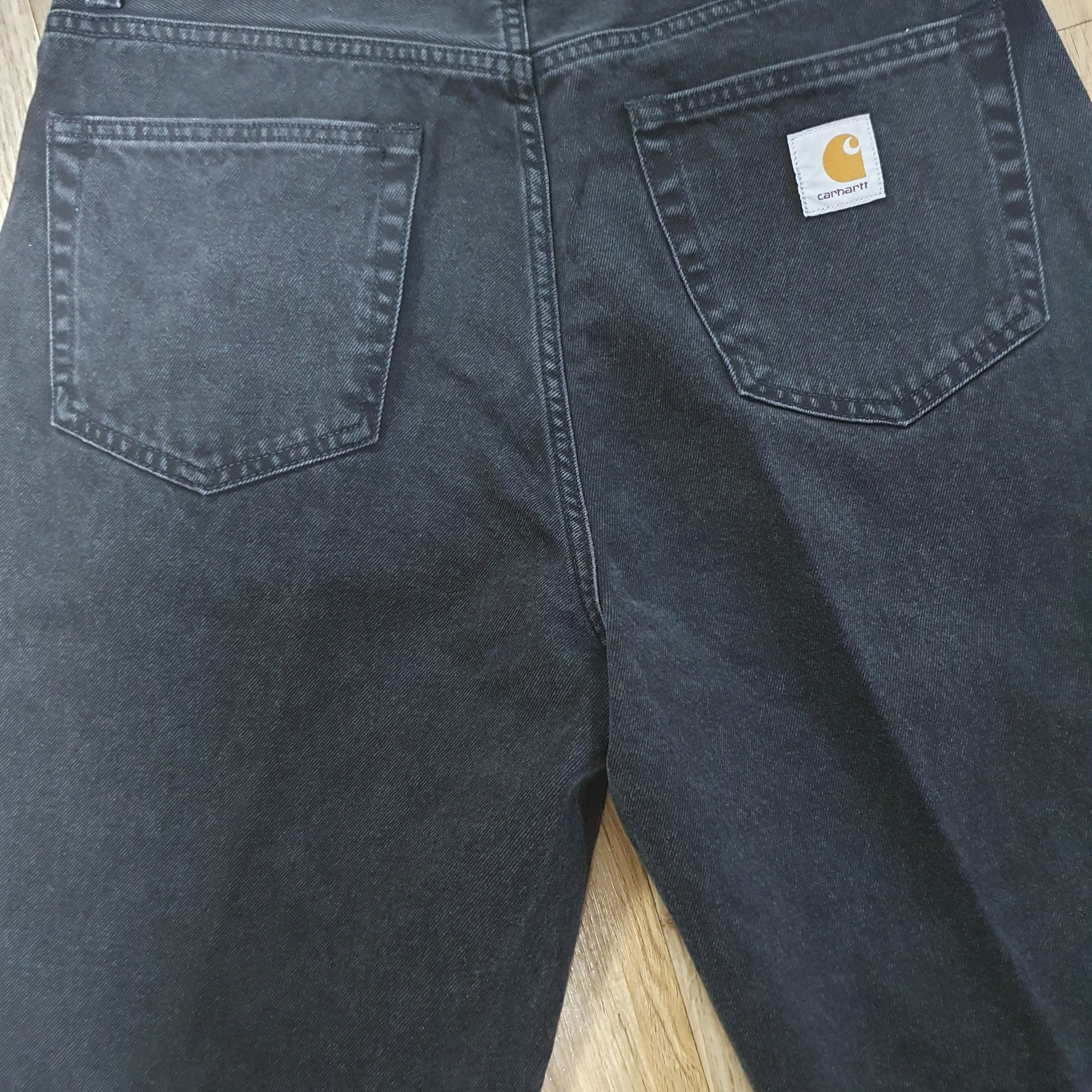 Carhartt WIP Landon Short Black Heavy Stone Wash 착용 스타일
