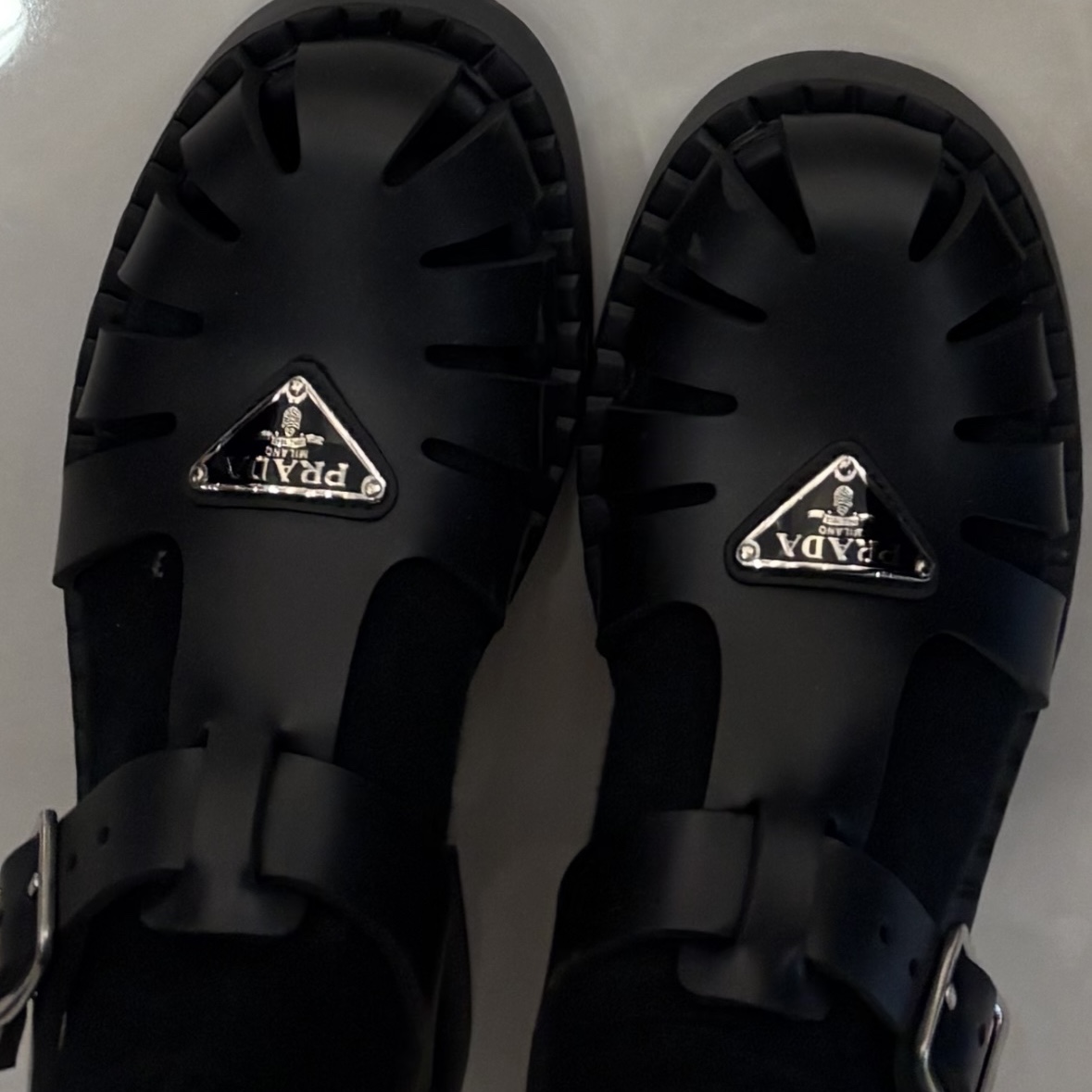 (W) Prada Sporty Foam Rubber Sandal Black 착용 스타일
