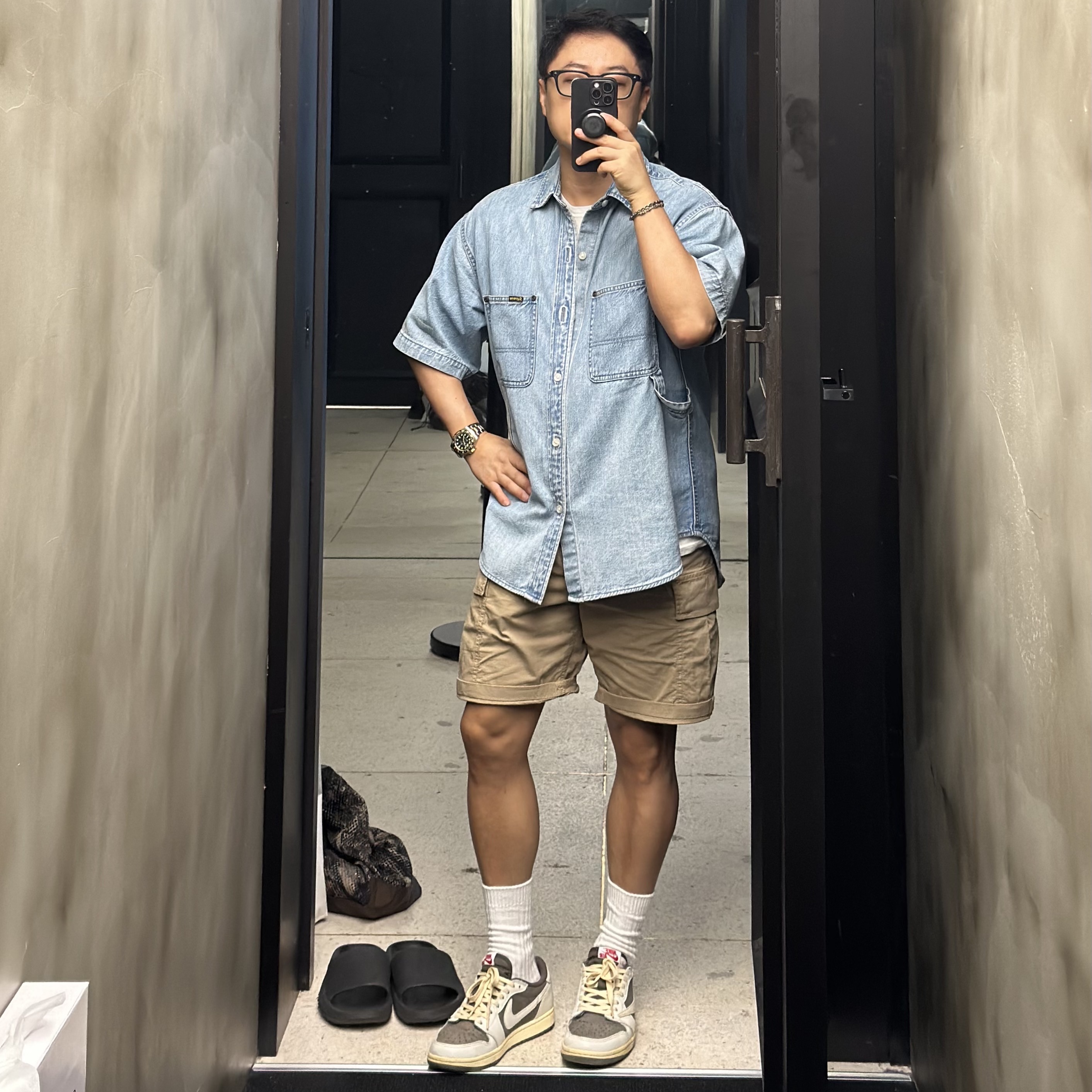 Jordan 1 x Travis Scott Retro Low OG SP Sail and Ridgerock 착용 스타일